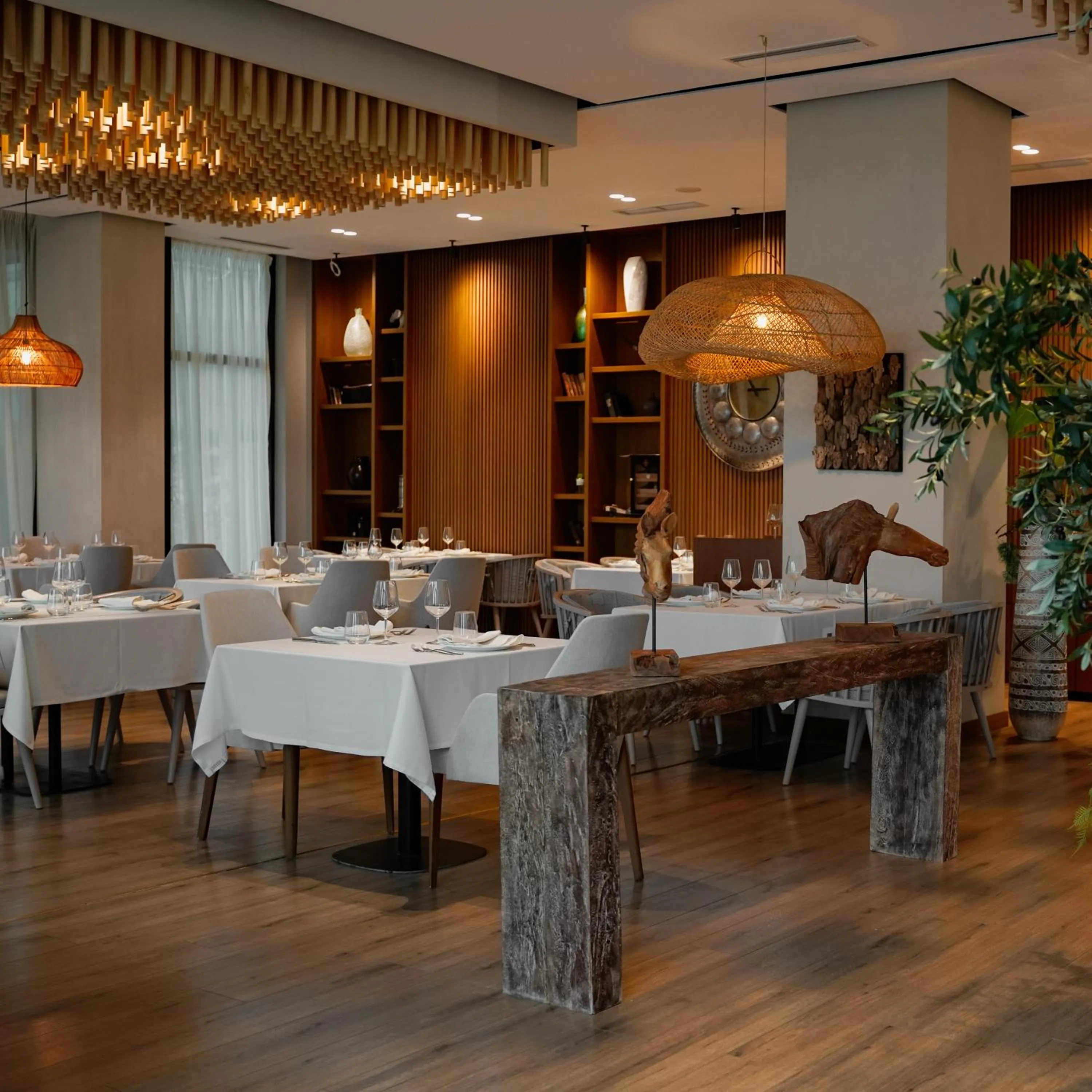 Restaurant/places to eat in Supreme Hotel