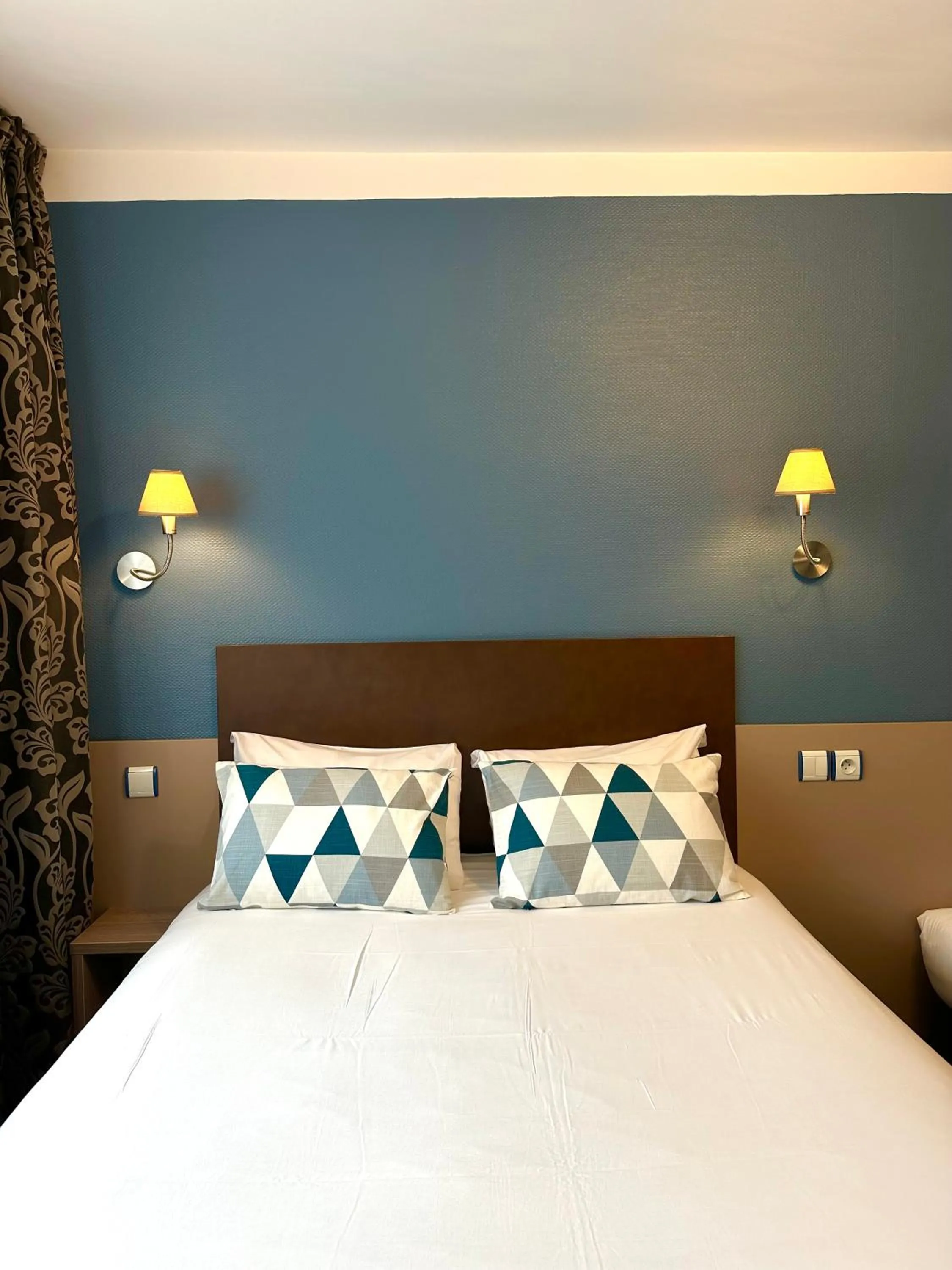 Bed in Hôtel de Caen