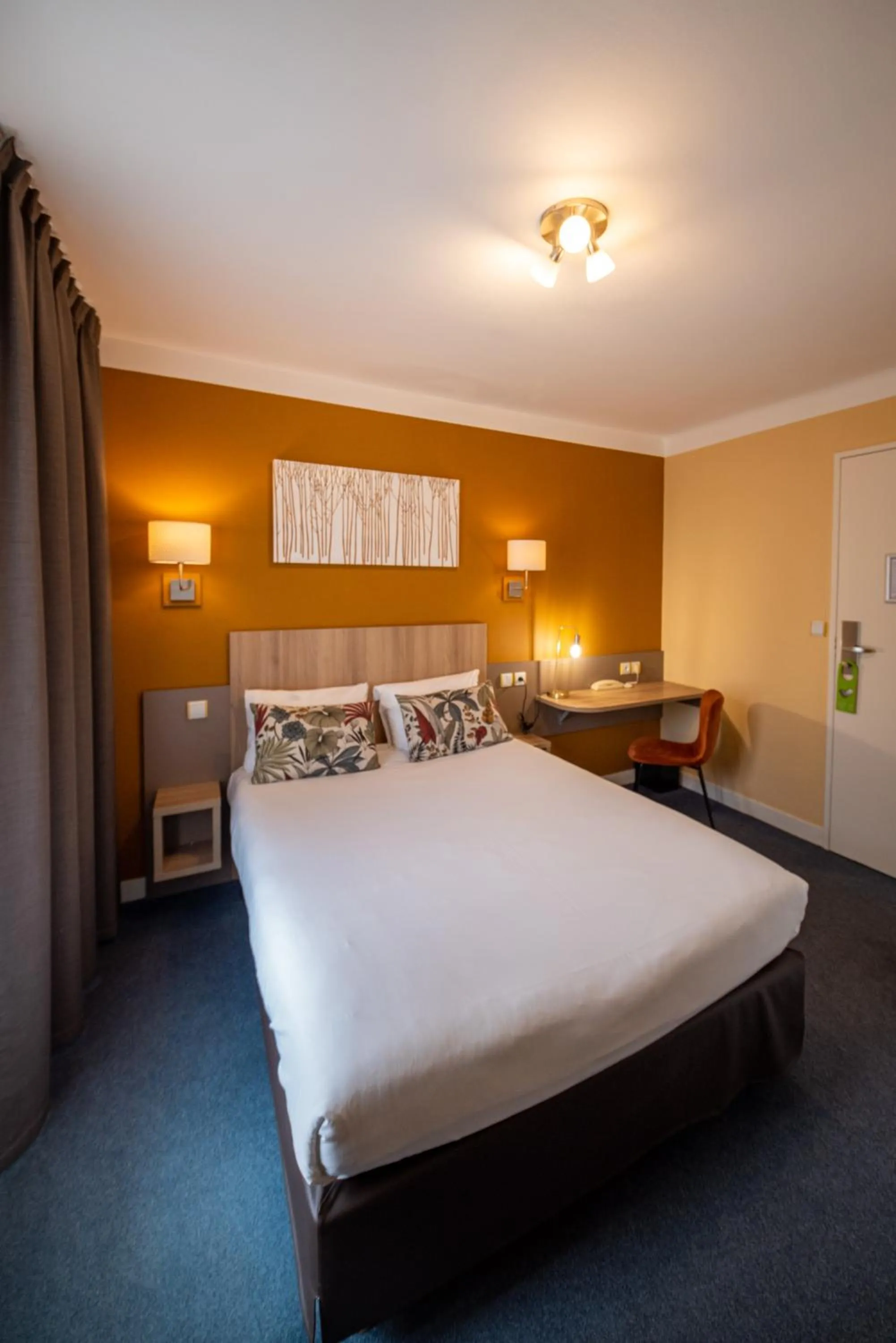 Bed in Hôtel de Caen