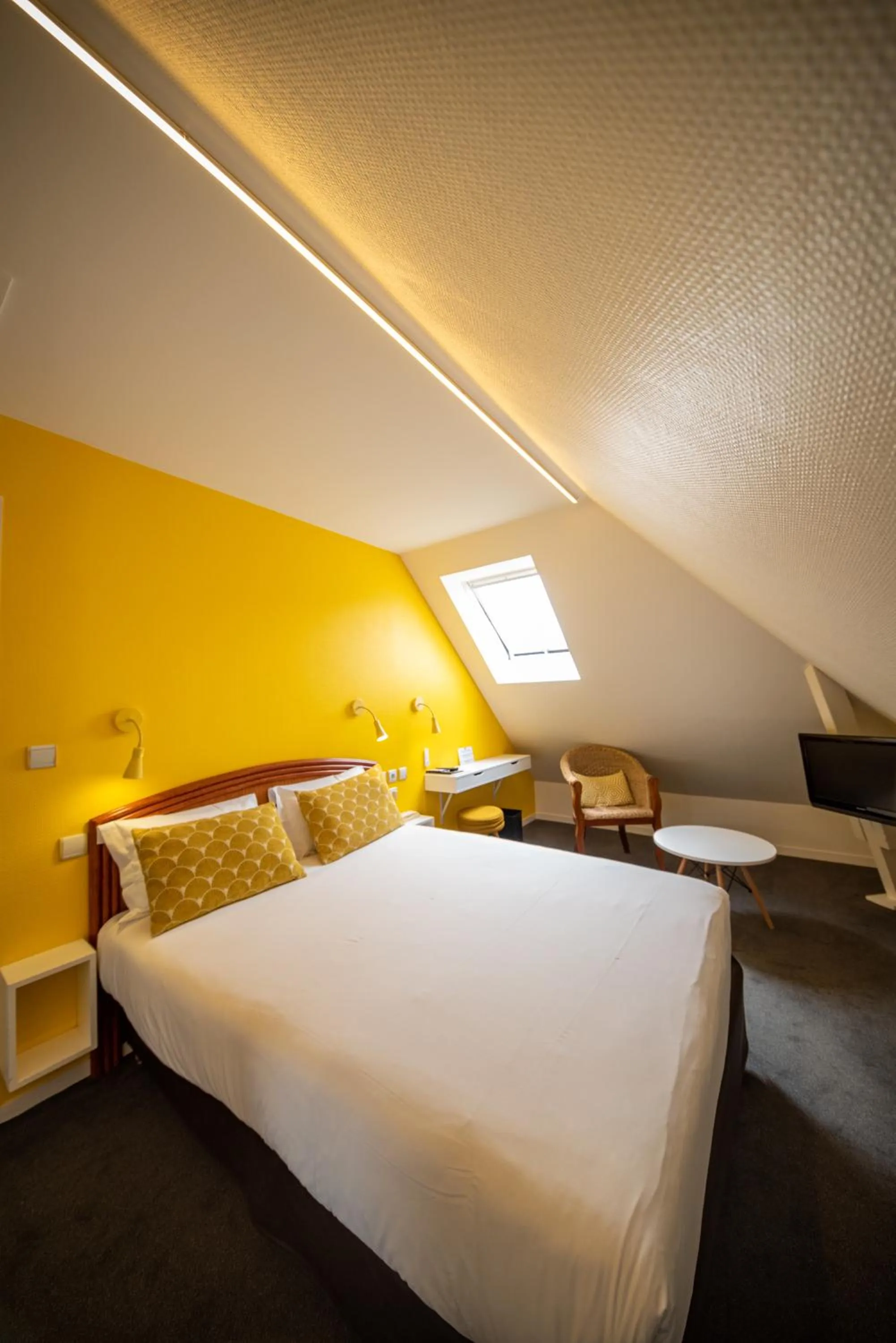 Bed in Hôtel de Caen