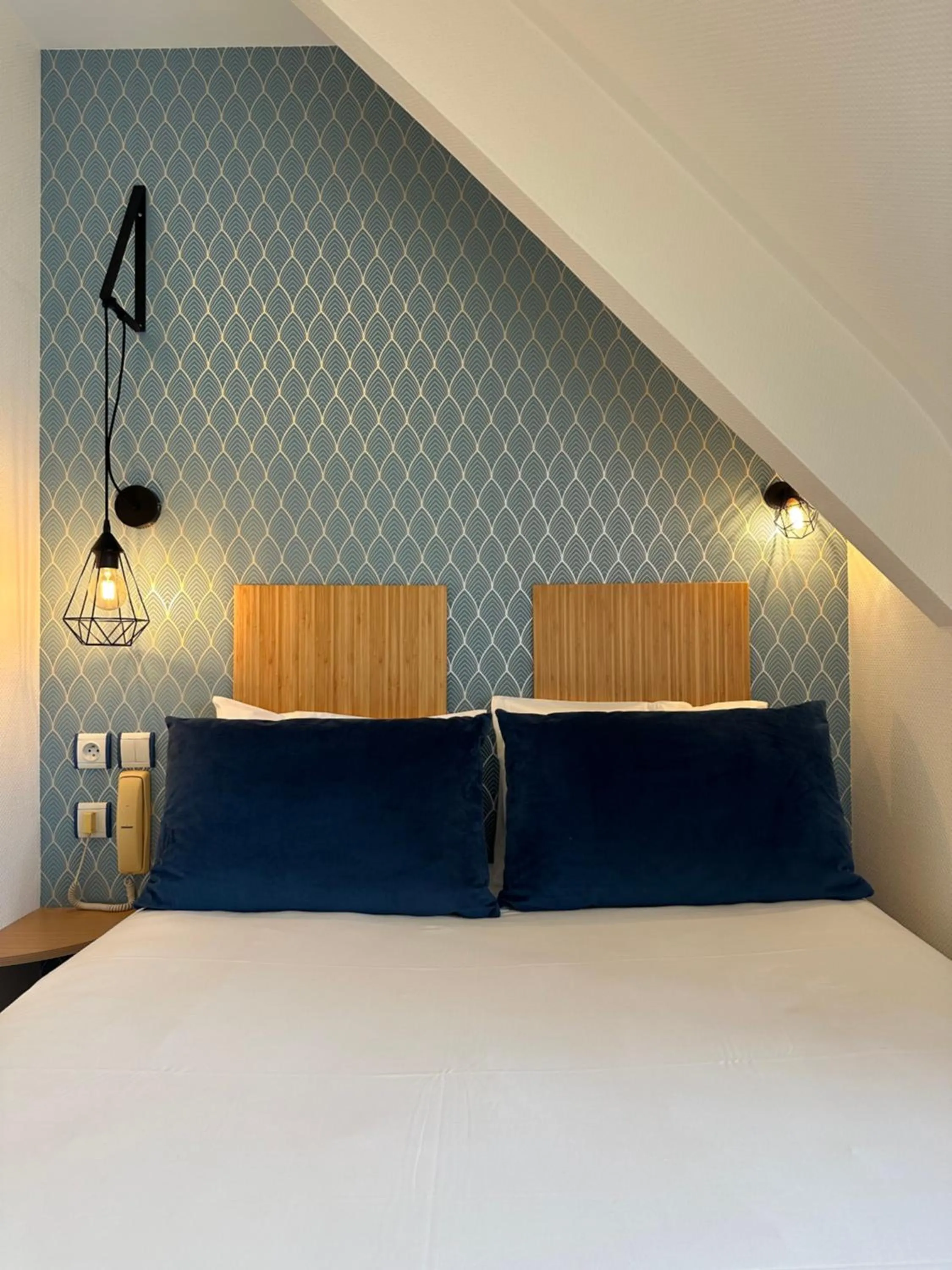 Photo of the whole room, Bed in Hôtel de Caen