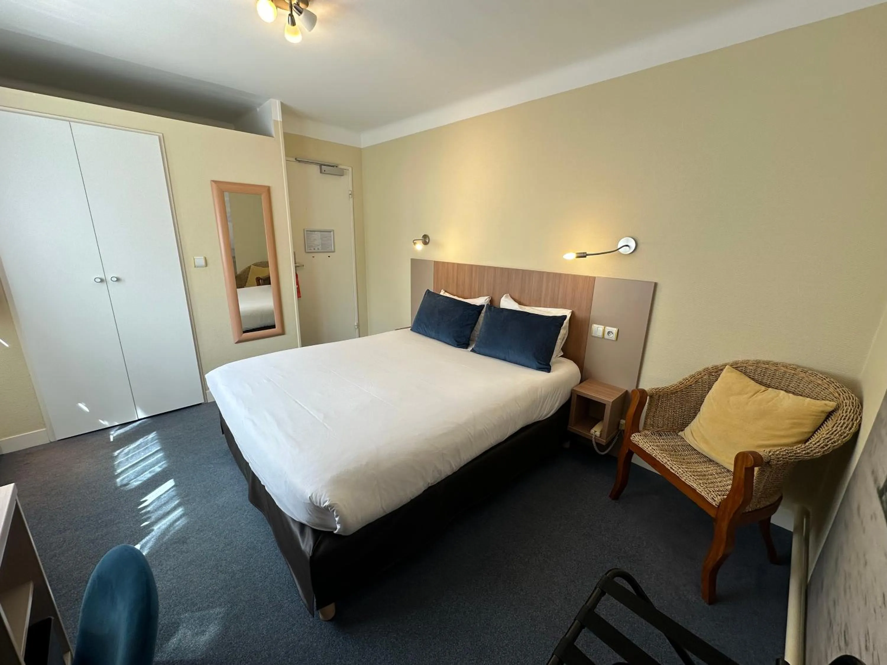 Photo of the whole room, Bed in Hôtel de Caen