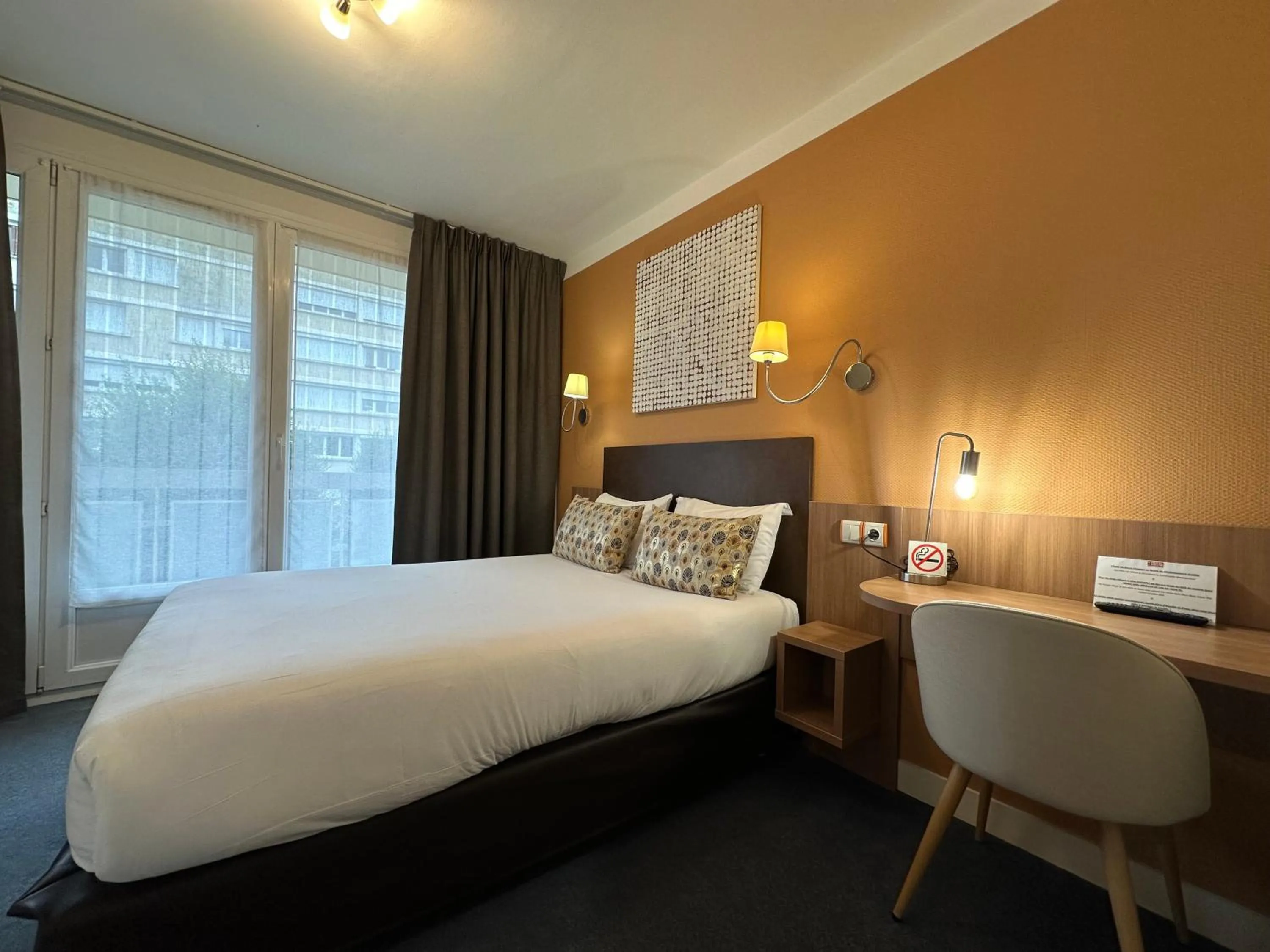 Bed in Hôtel de Caen