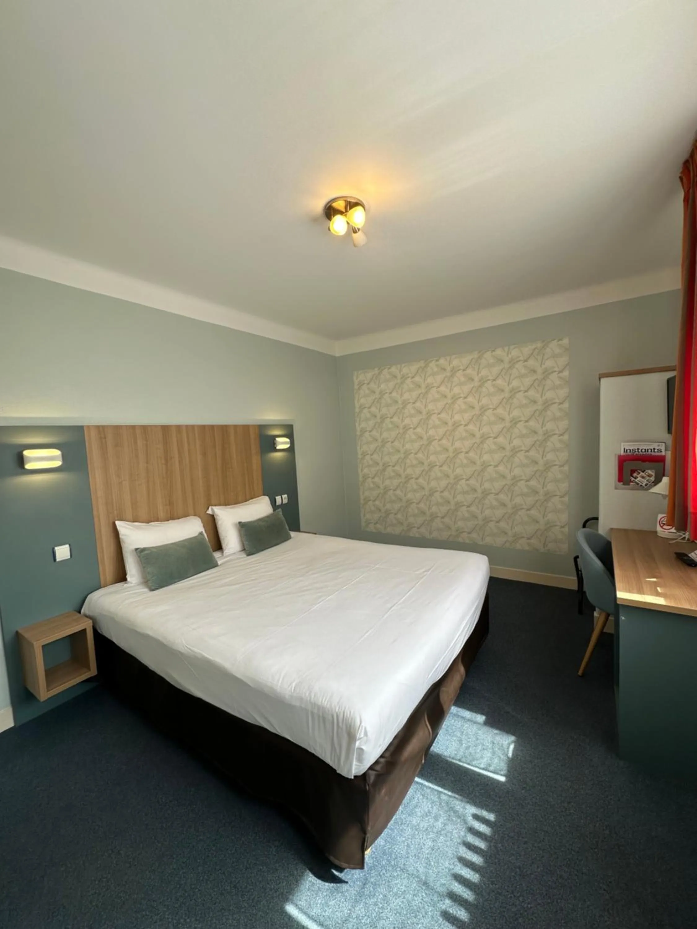 Bed in Hôtel de Caen