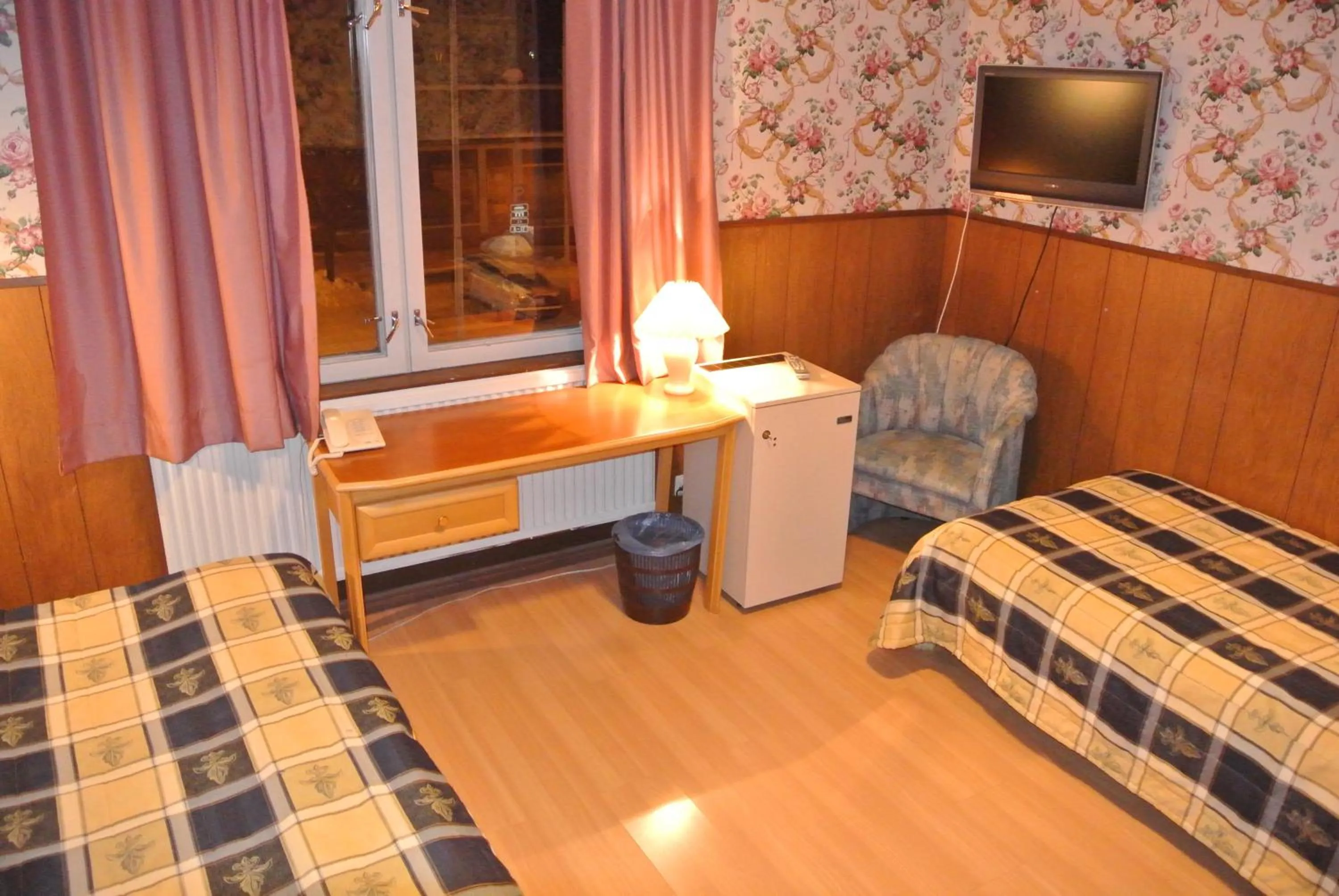 Photo of the whole room, Bed in Hotelli Iisalmen Seurahuone