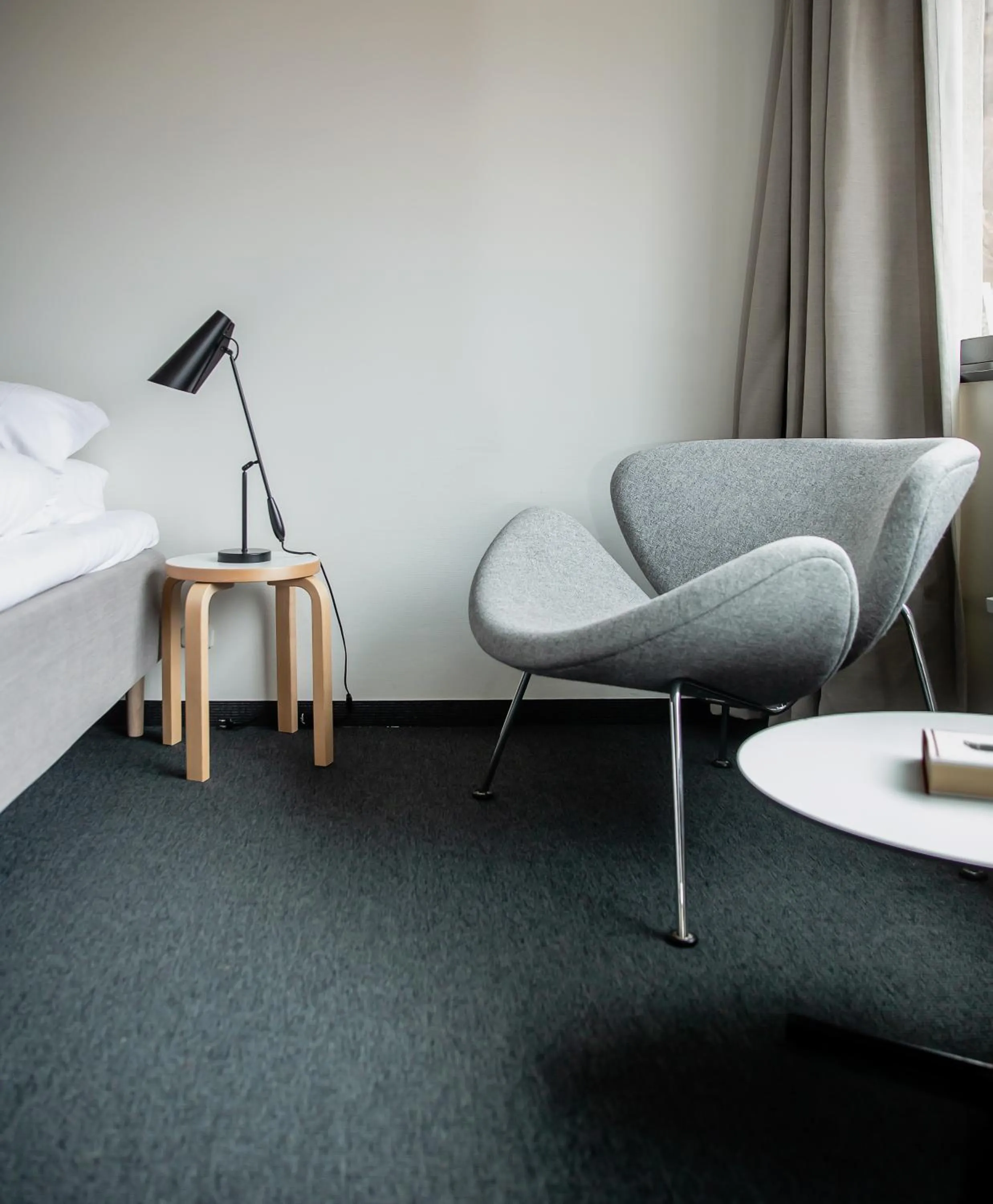 Seating area, Bed in Lindstrøm Hotel