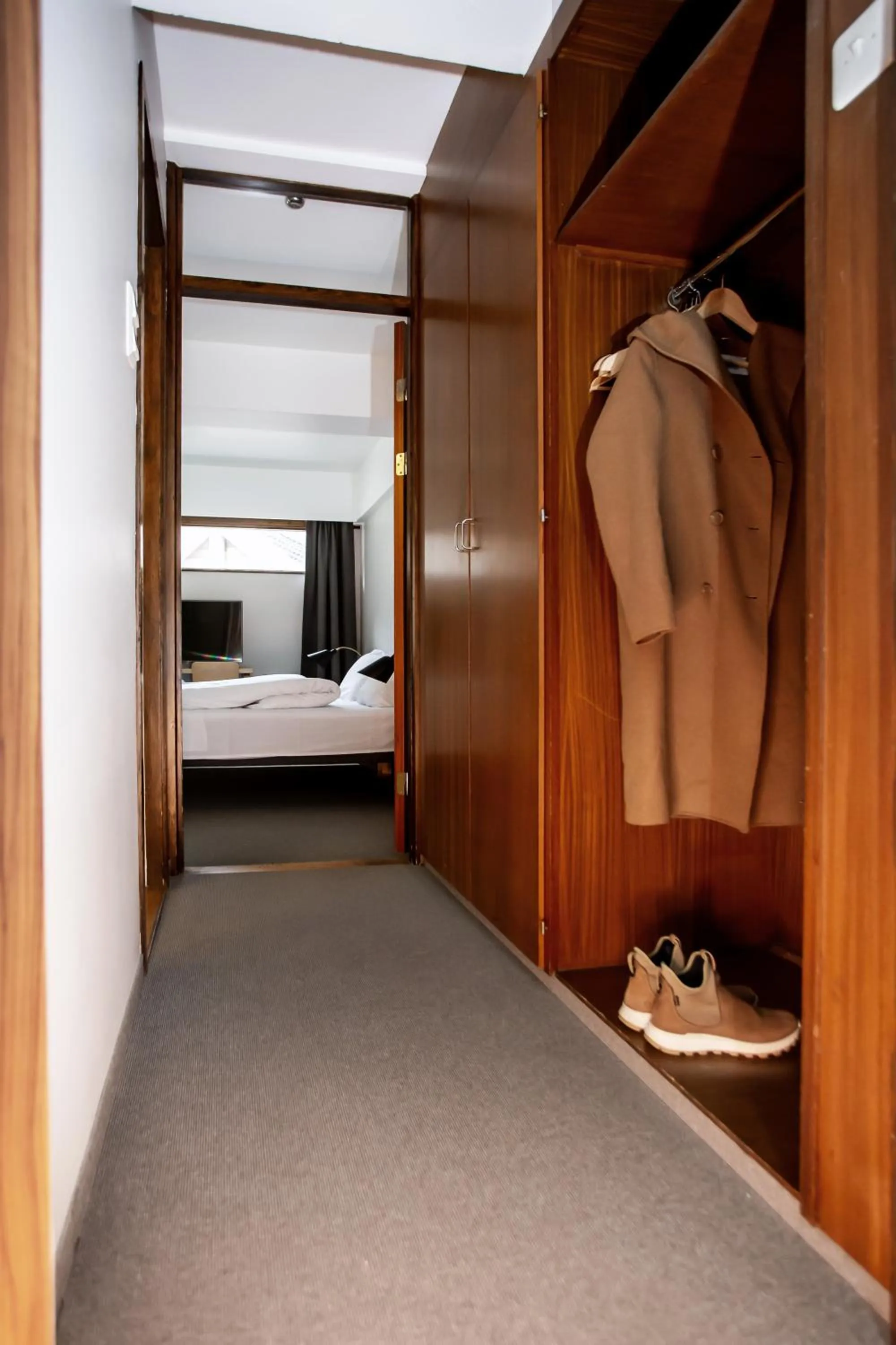 wardrobe, Bed in Lindstrøm Hotel