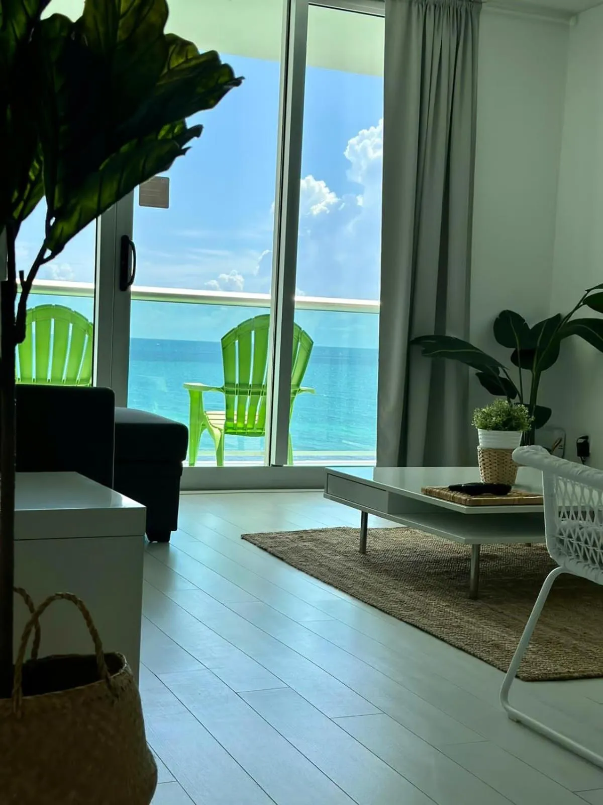 Hallandale Condo, Partial Ocean View Direct Beach and Pool Access Hollywood Beach