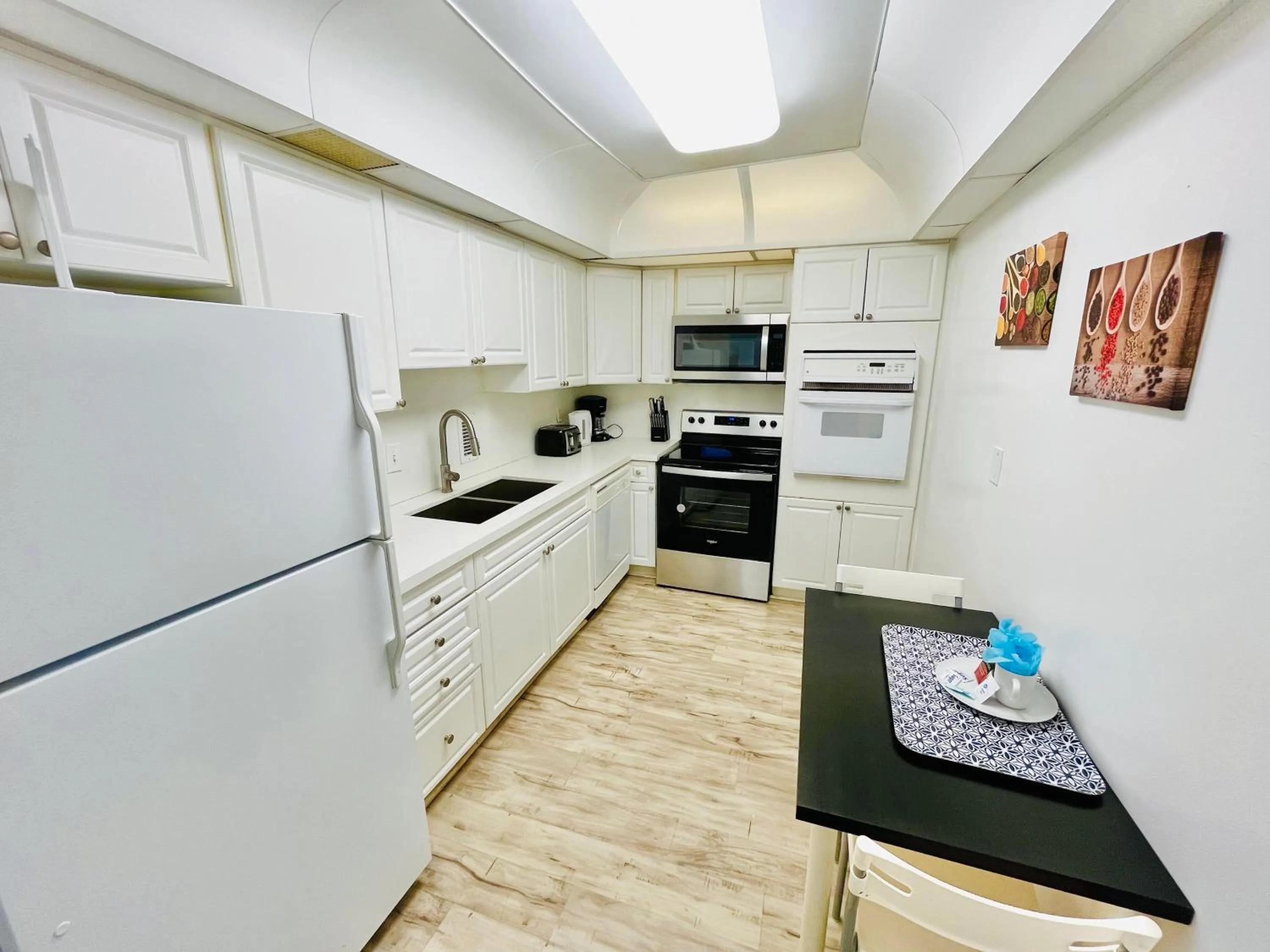 Hallandale Condo, Partial Ocean View Direct Beach and Pool Access Hollywood Beach