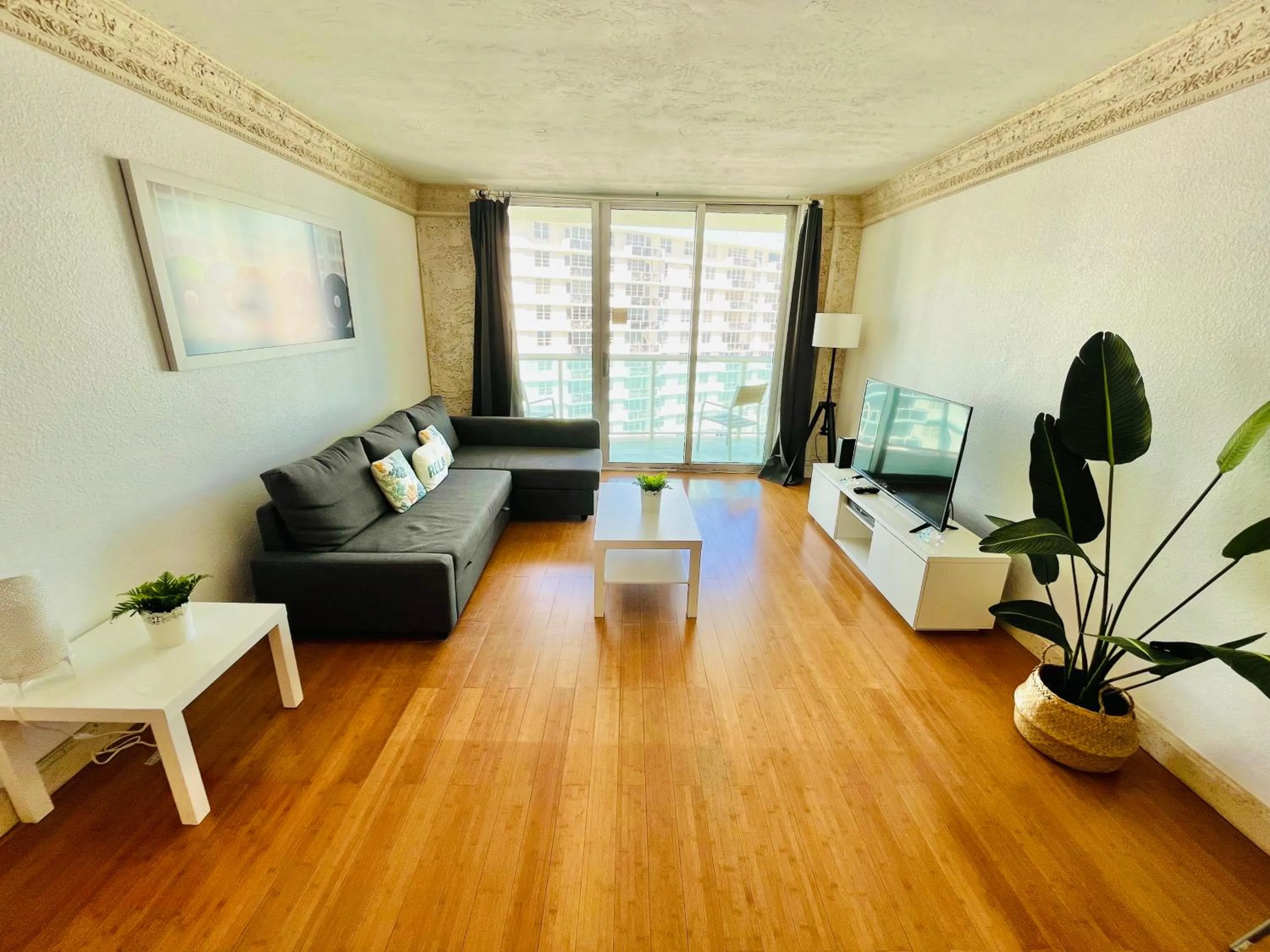 Hallandale Condo, Partial Ocean View Direct Beach and Pool Access Hollywood Beach