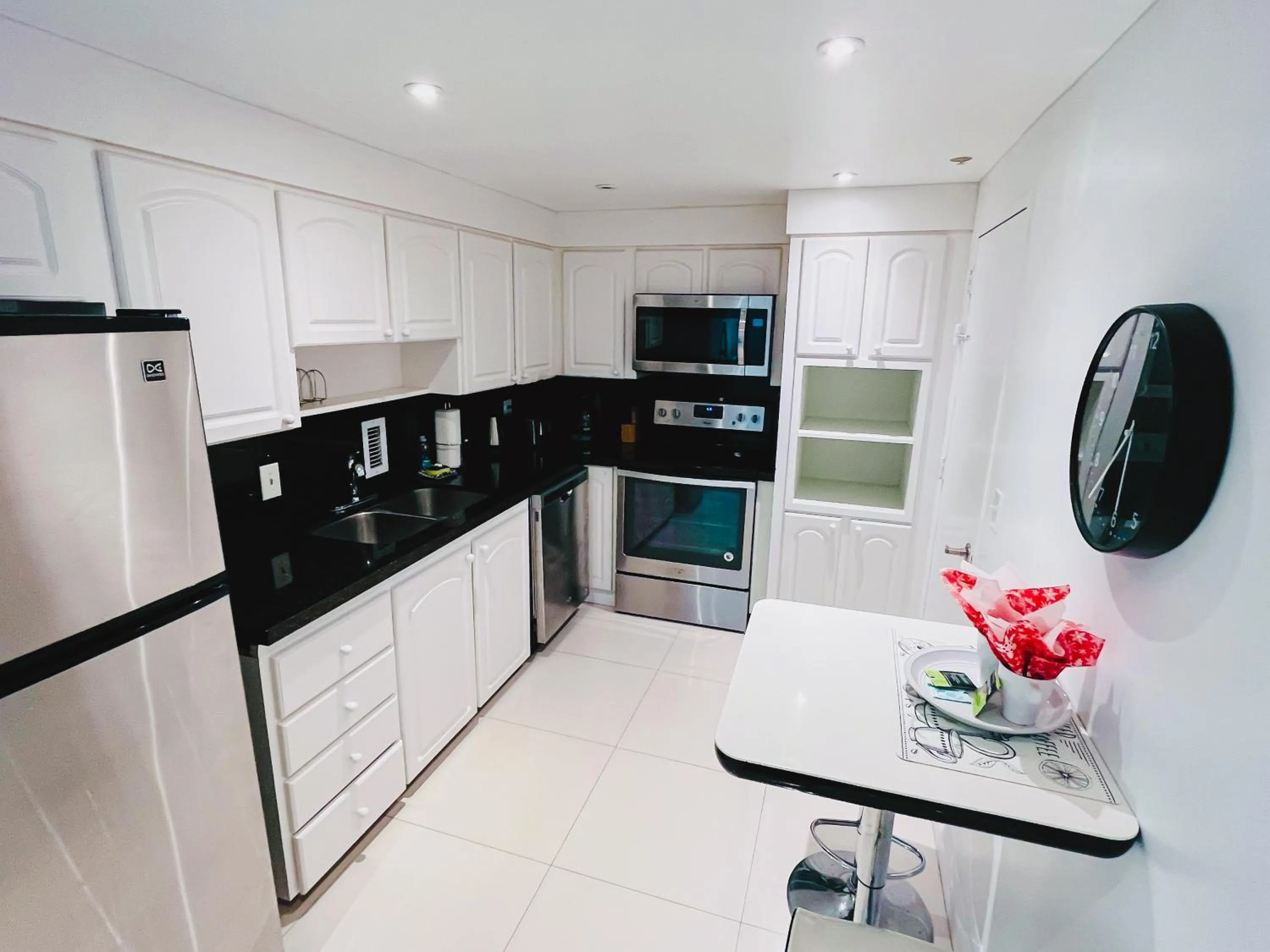 Hallandale Condo, Partial Ocean View Direct Beach and Pool Access Hollywood Beach