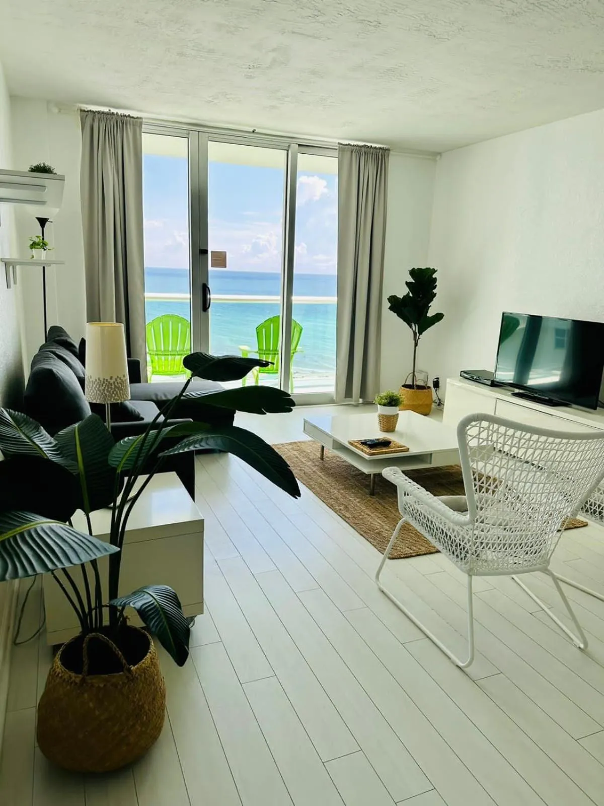 Hallandale Condo, Partial Ocean View Direct Beach and Pool Access Hollywood Beach