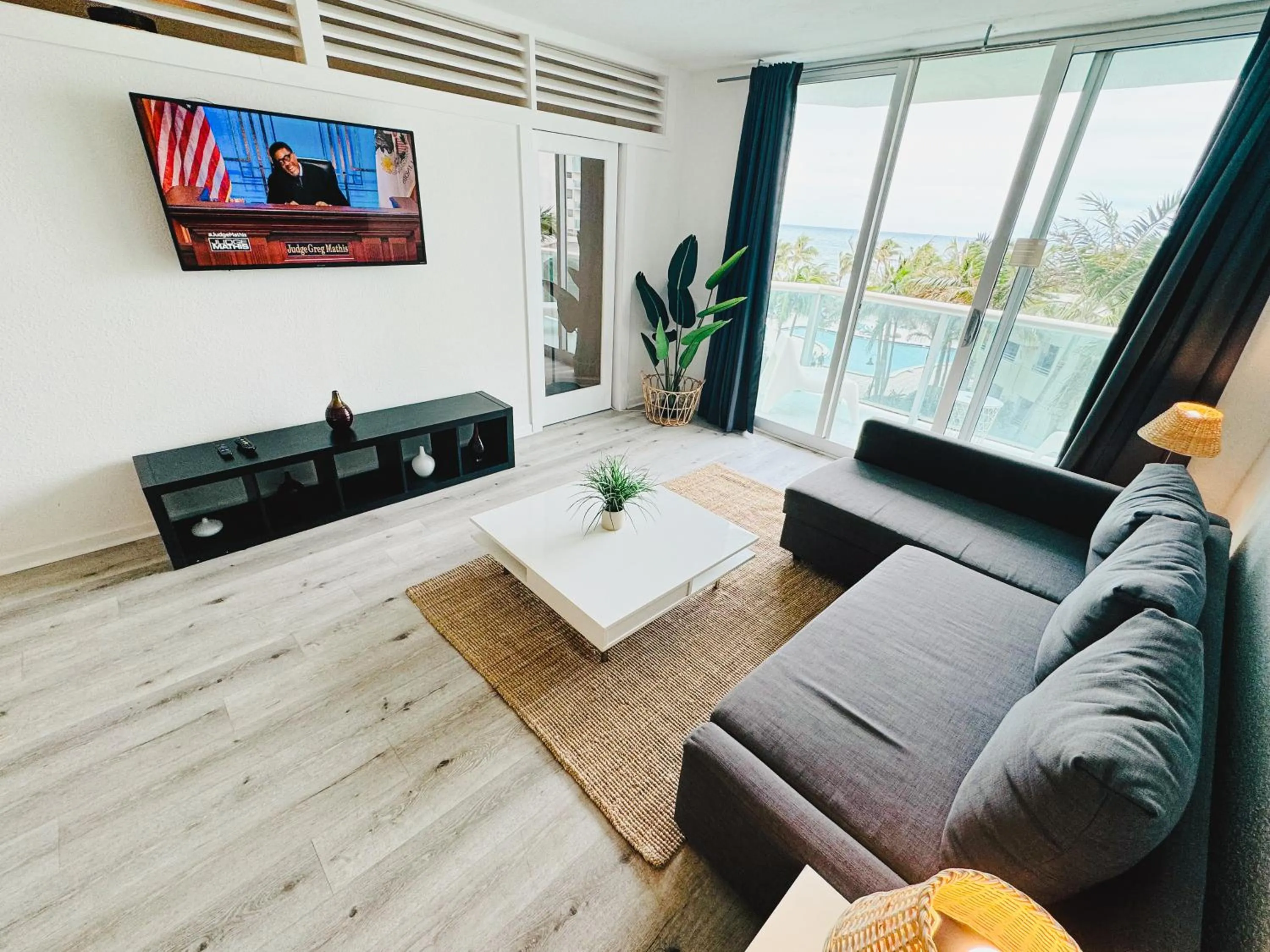 Hallandale Condo, Partial Ocean View Direct Beach and Pool Access Hollywood Beach