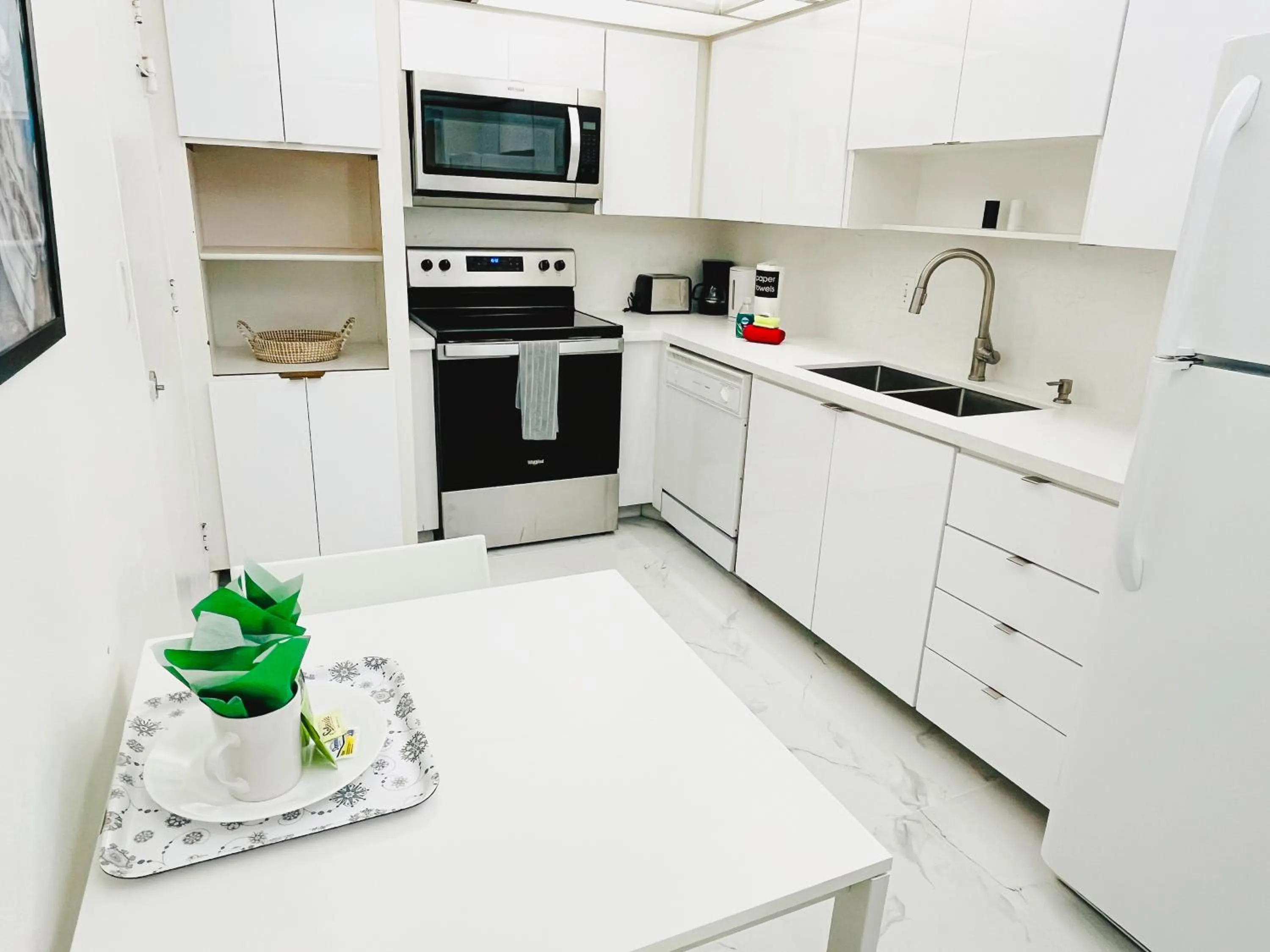 Hallandale Condo, Partial Ocean View Direct Beach and Pool Access Hollywood Beach