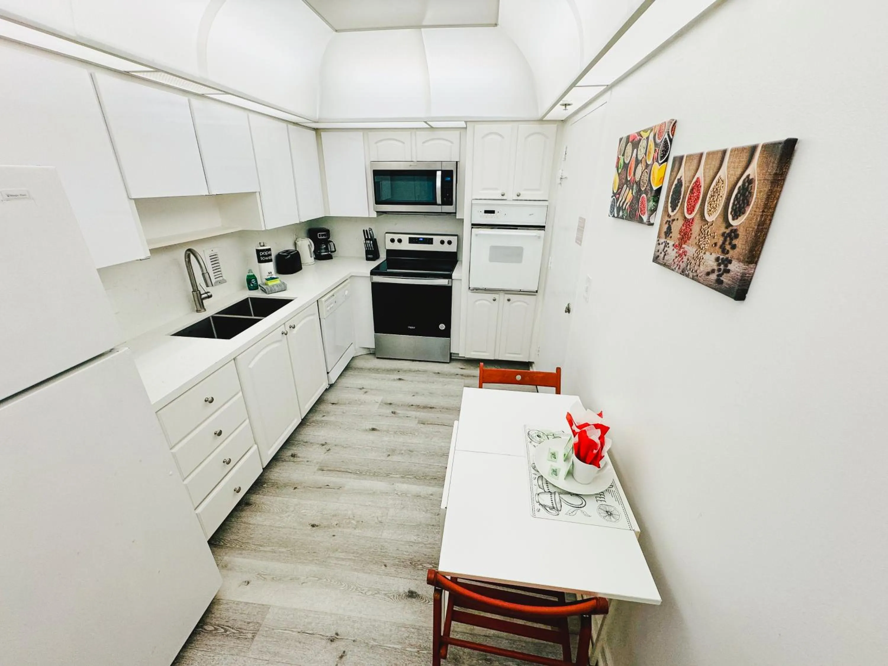 Hallandale Condo, Partial Ocean View Direct Beach and Pool Access Hollywood Beach