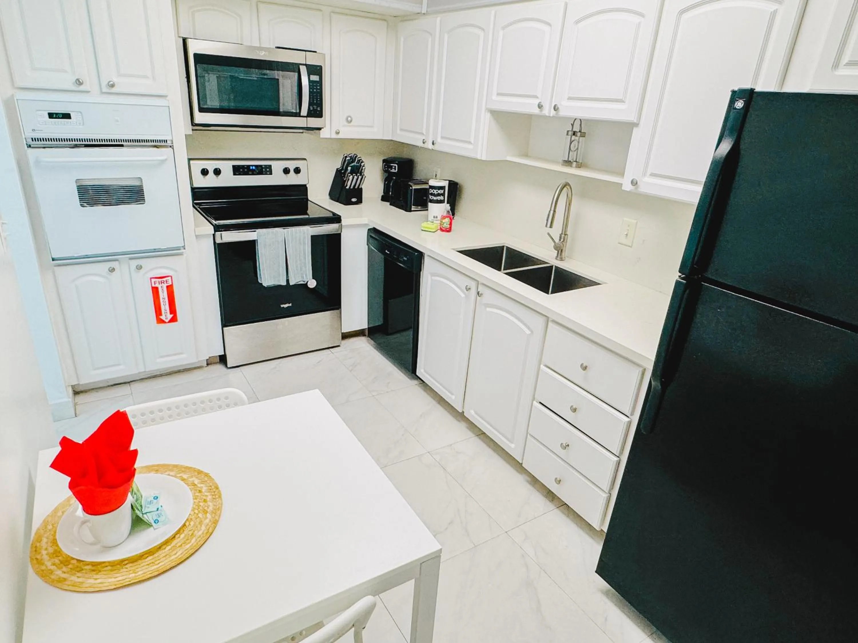 Hallandale Condo, Partial Ocean View Direct Beach and Pool Access Hollywood Beach