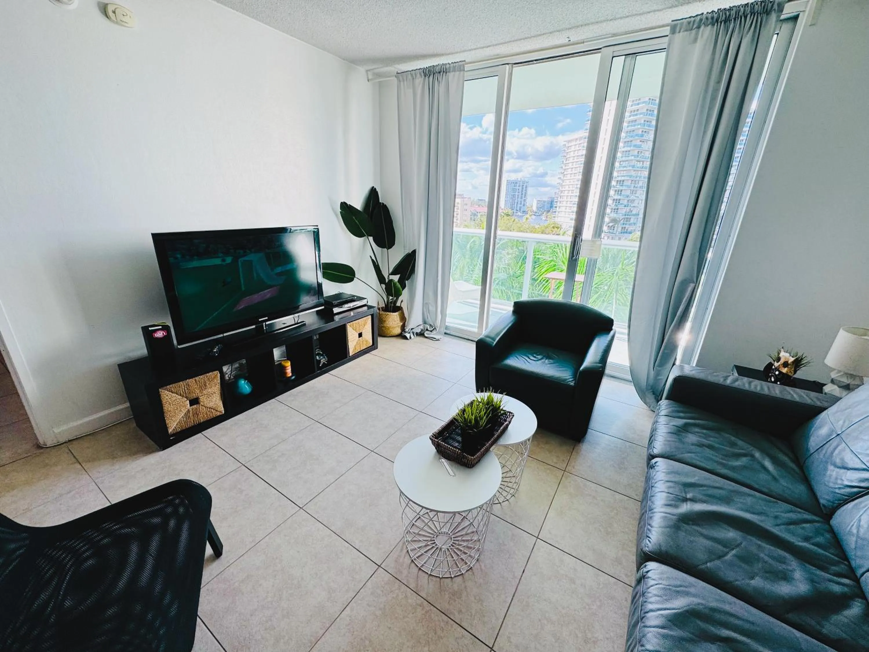 Hallandale Condo, Partial Ocean View Direct Beach and Pool Access Hollywood Beach