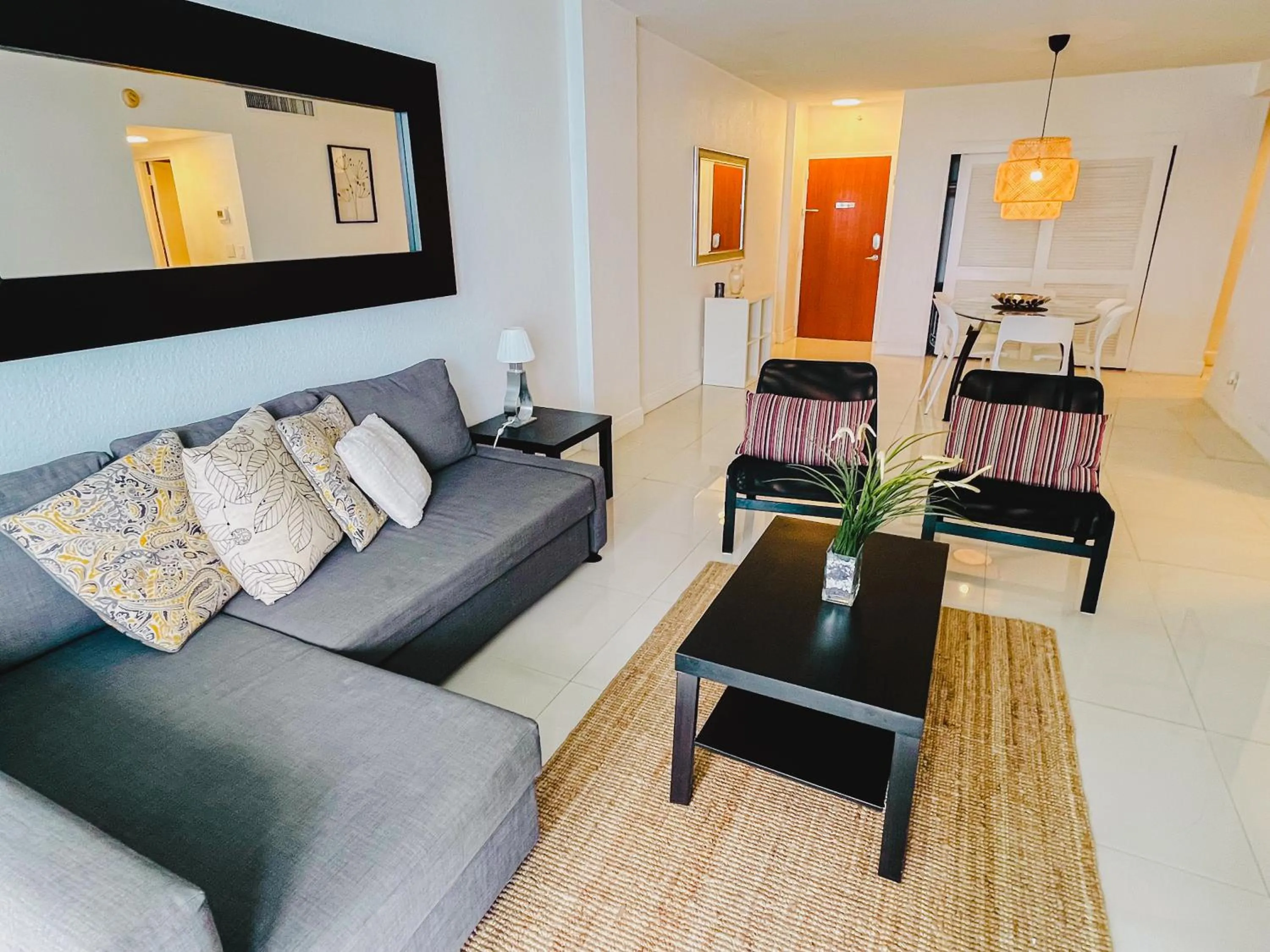 Hallandale Condo, Partial Ocean View Direct Beach and Pool Access Hollywood Beach