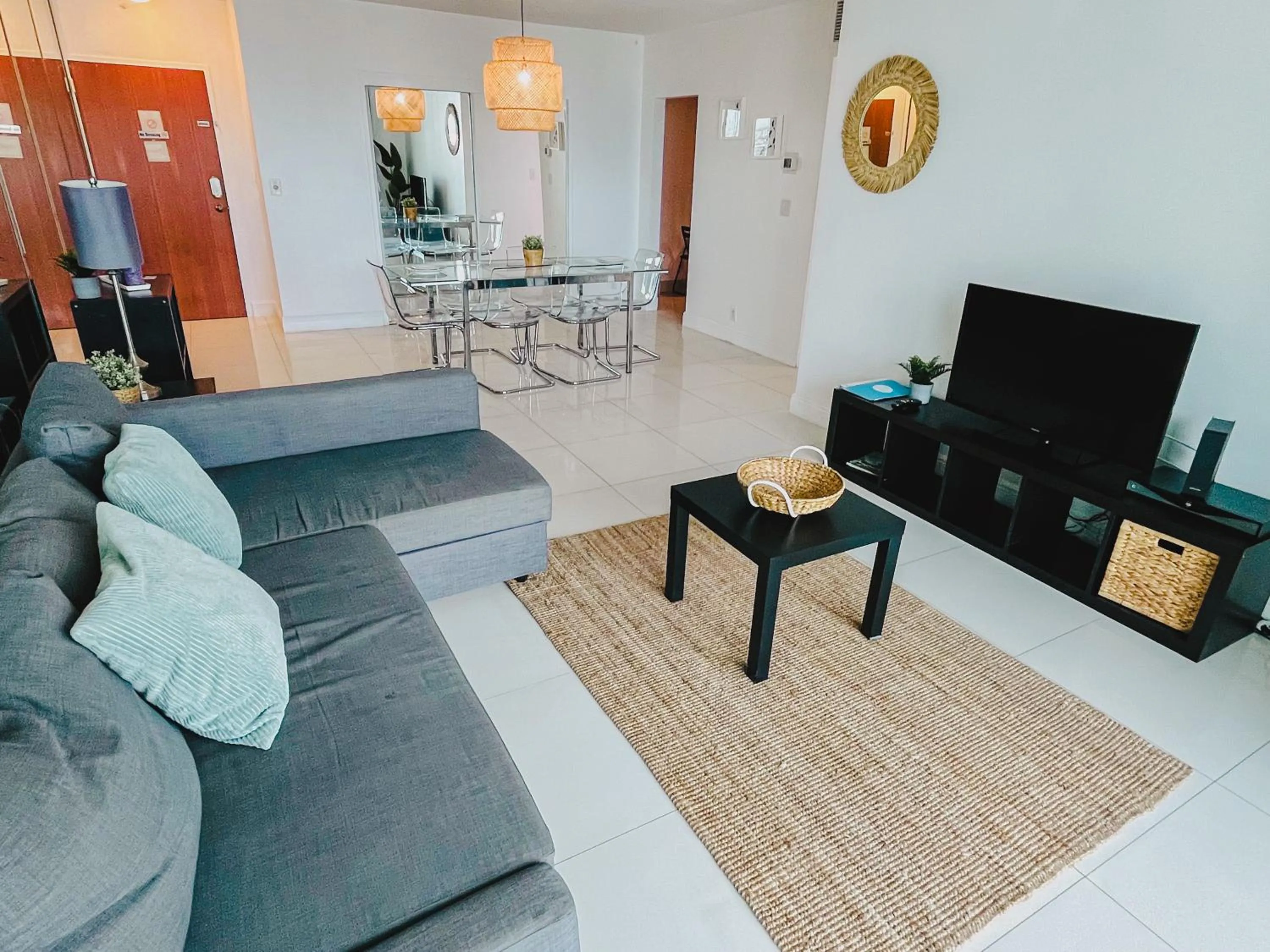 Hallandale Condo, Partial Ocean View Direct Beach and Pool Access Hollywood Beach