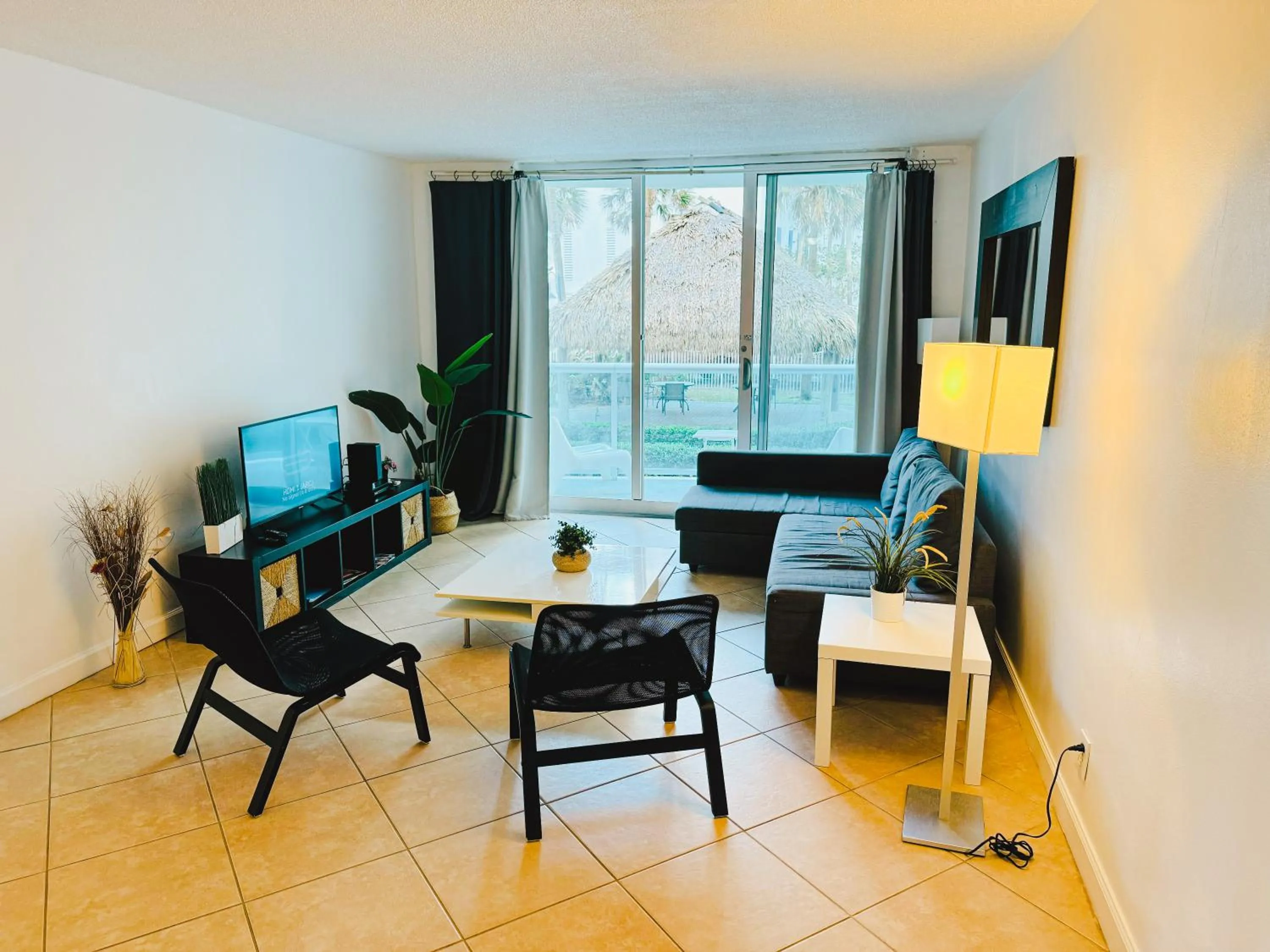 Hallandale Condo, Partial Ocean View Direct Beach and Pool Access Hollywood Beach