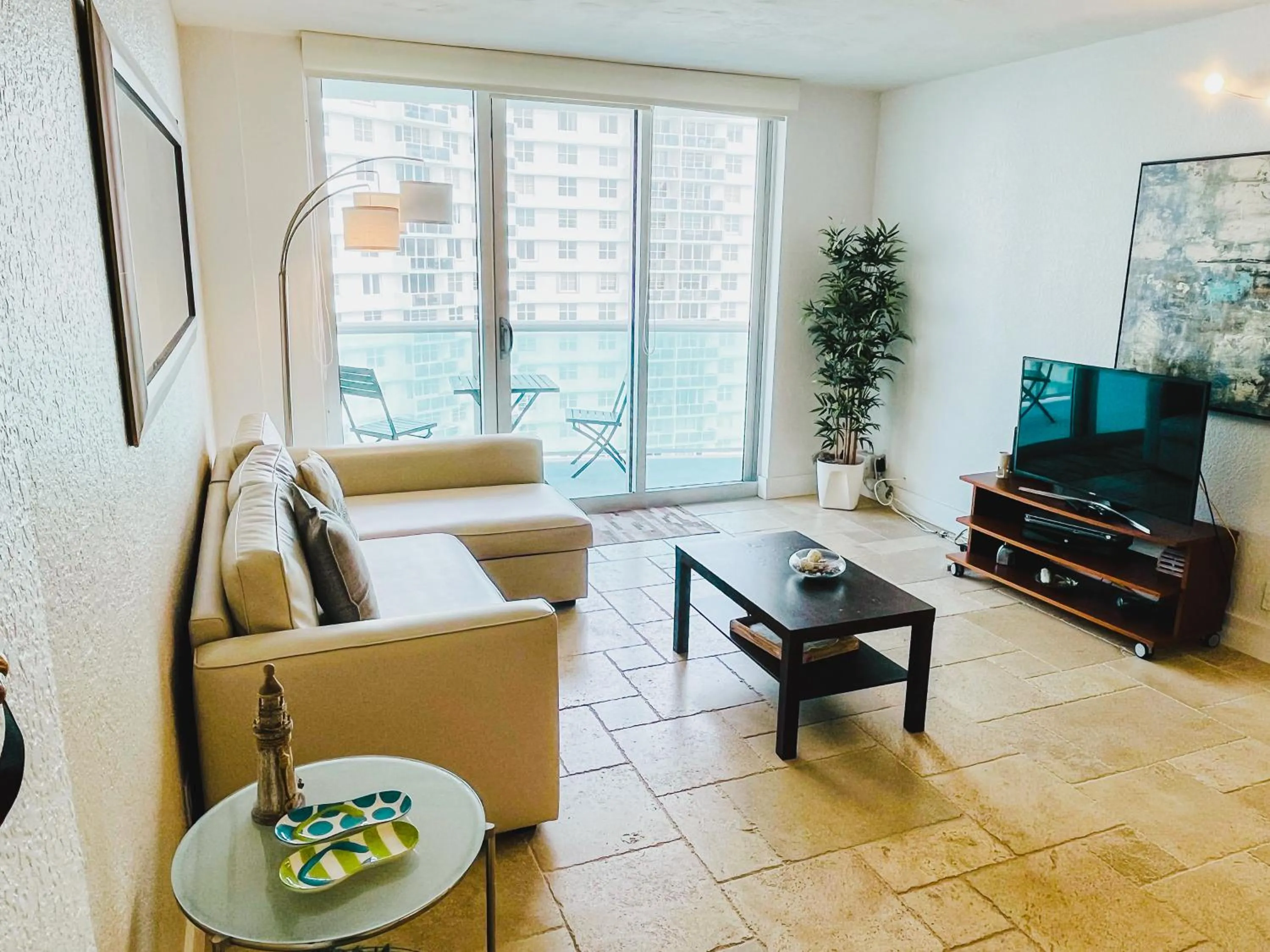 Hallandale Condo, Partial Ocean View Direct Beach and Pool Access Hollywood Beach
