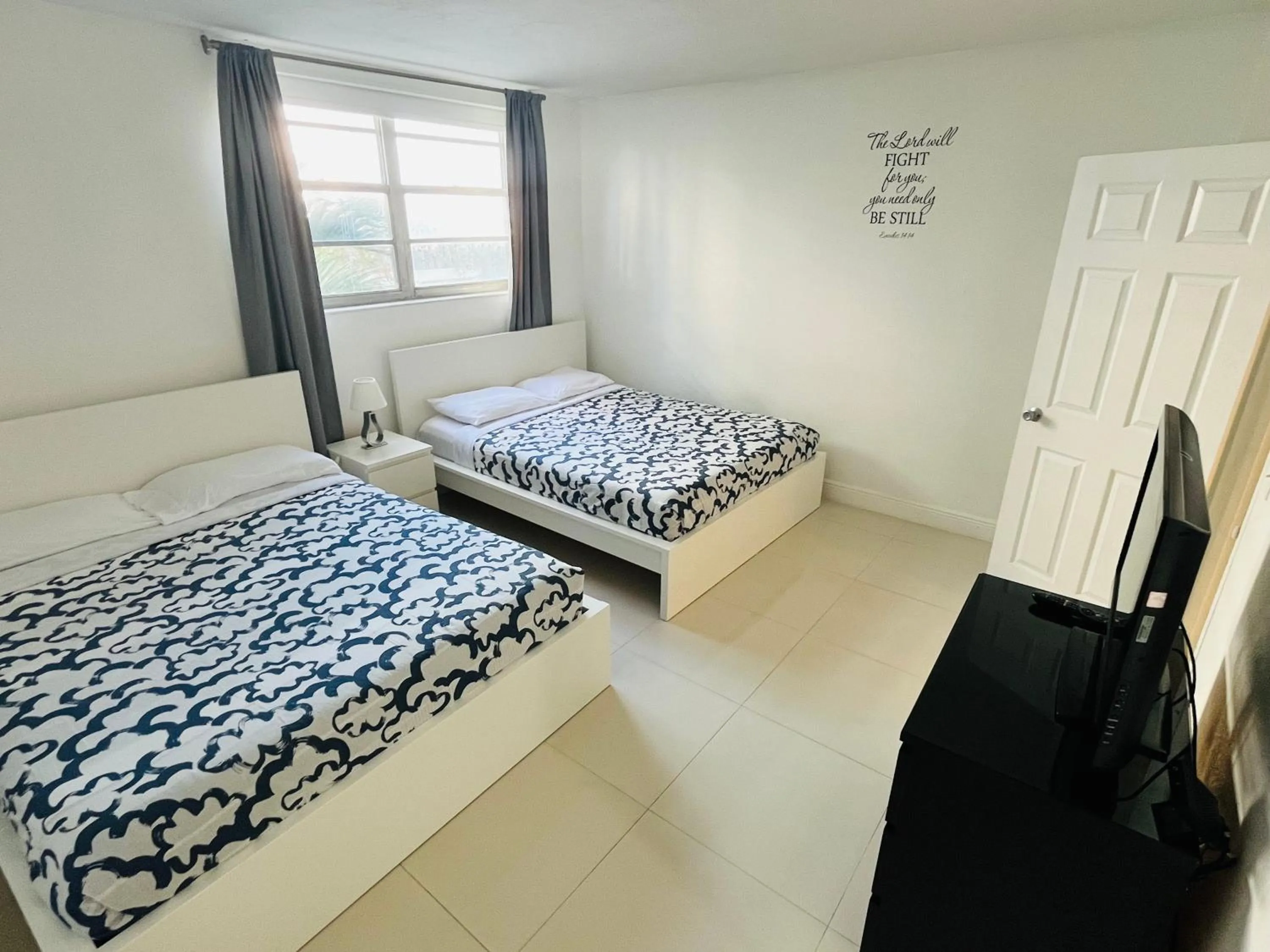 Bed in Hallandale Condo, Partial Ocean View Direct Beach and Pool Access Hollywood Beach