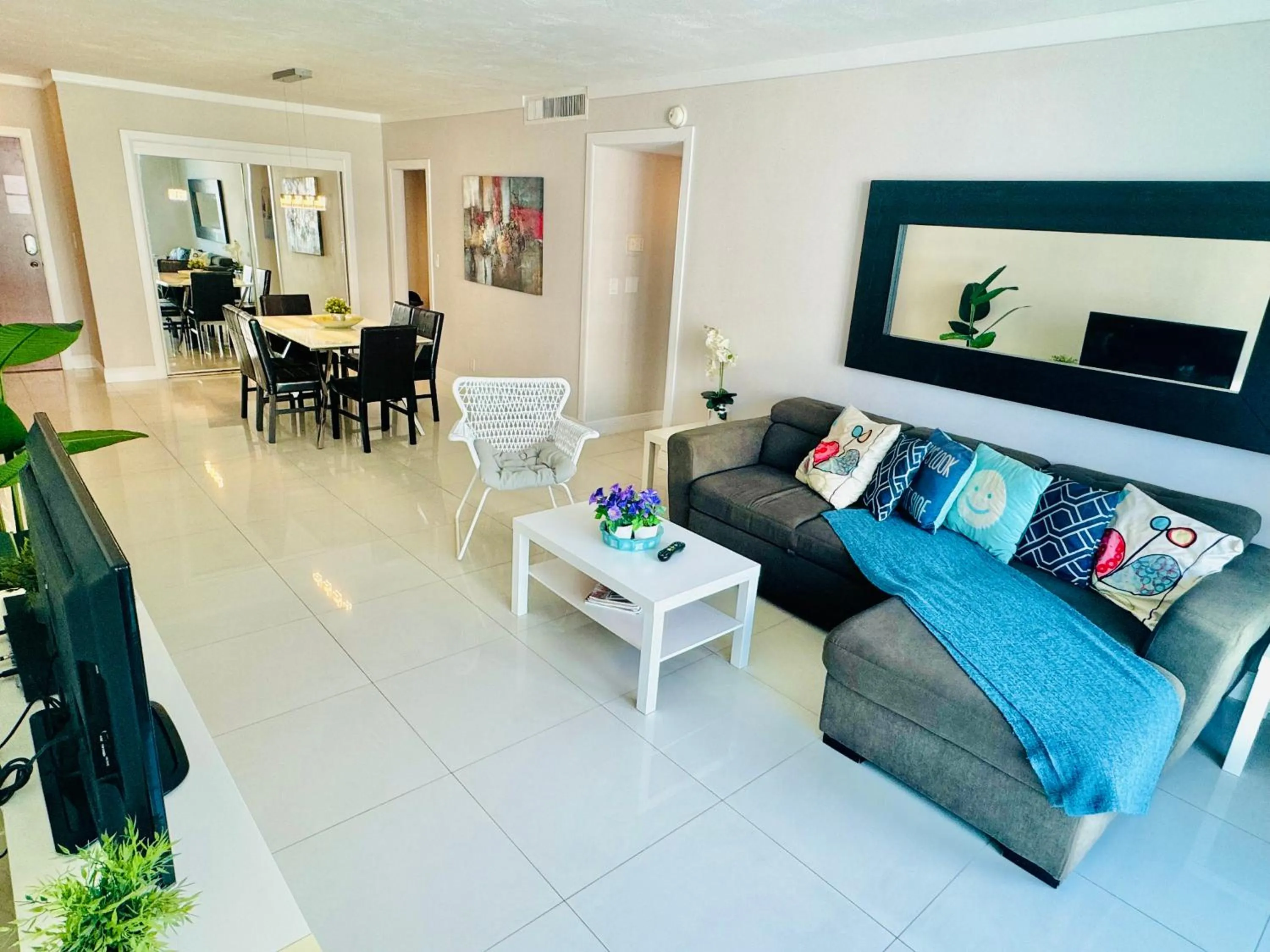 Hallandale Condo, Partial Ocean View Direct Beach and Pool Access Hollywood Beach