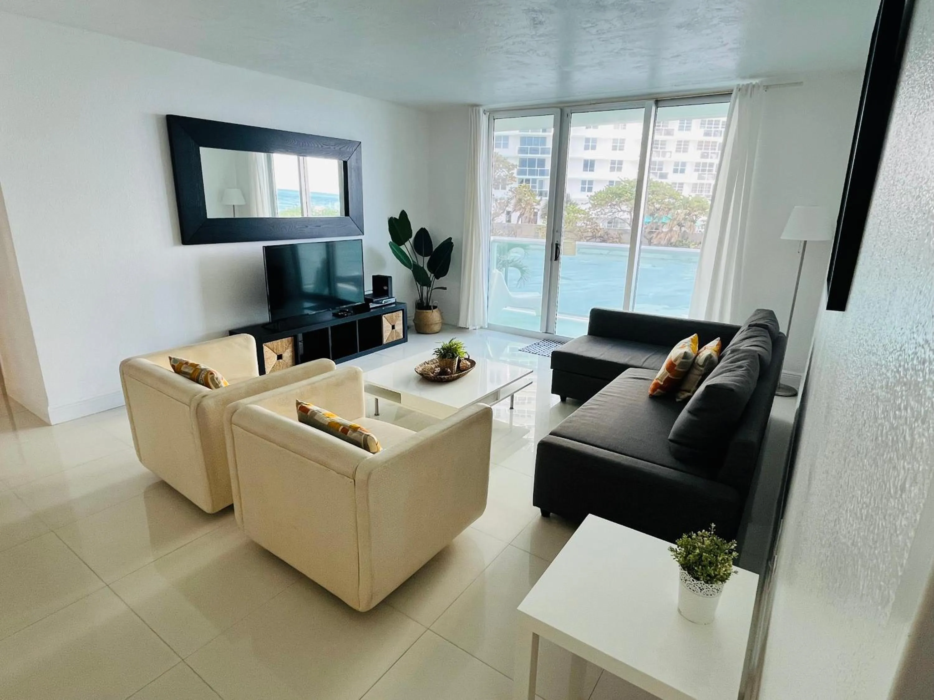 Hallandale Condo, Partial Ocean View Direct Beach and Pool Access Hollywood Beach