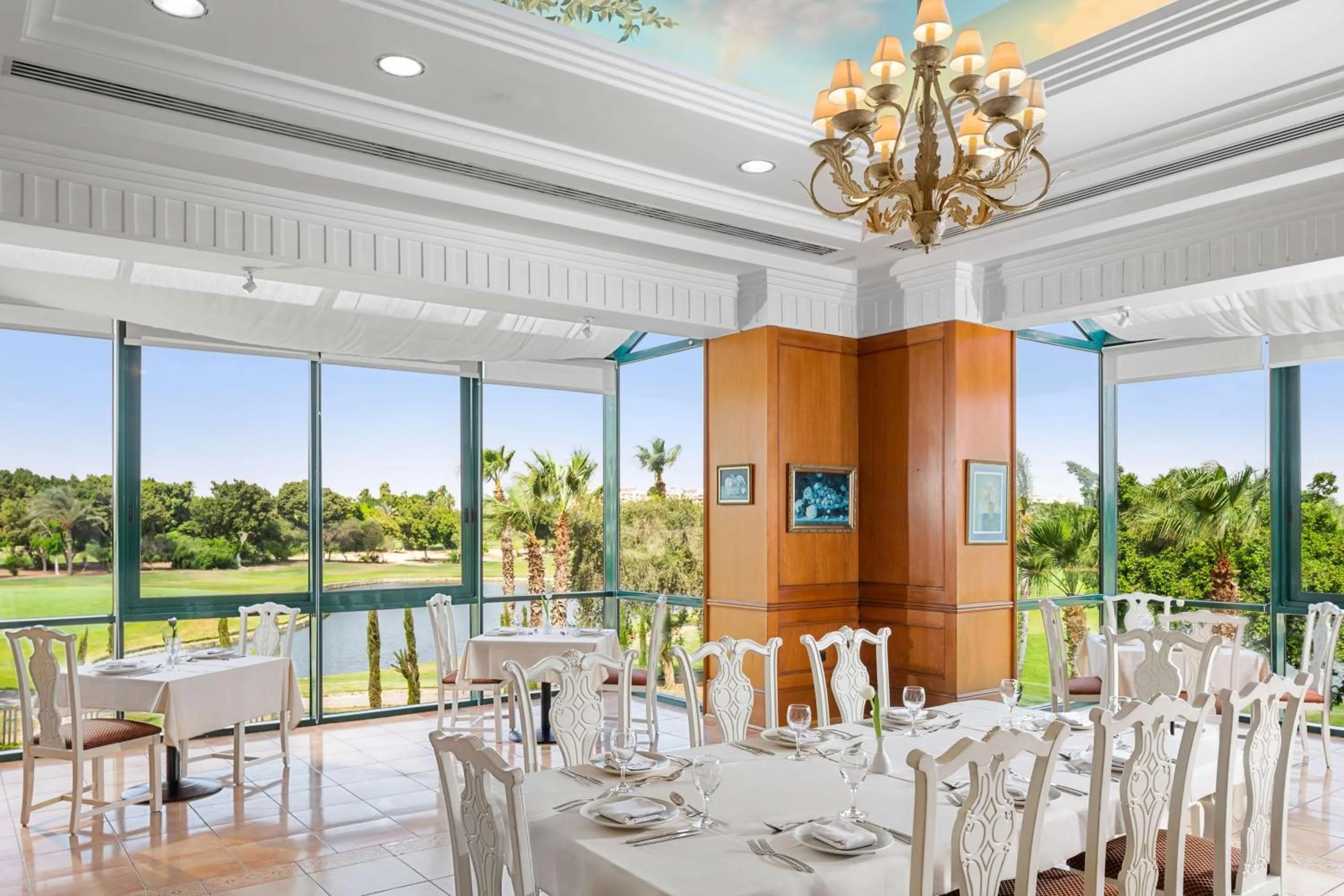 Restaurant/places to eat in Hilton Pyramids Golf