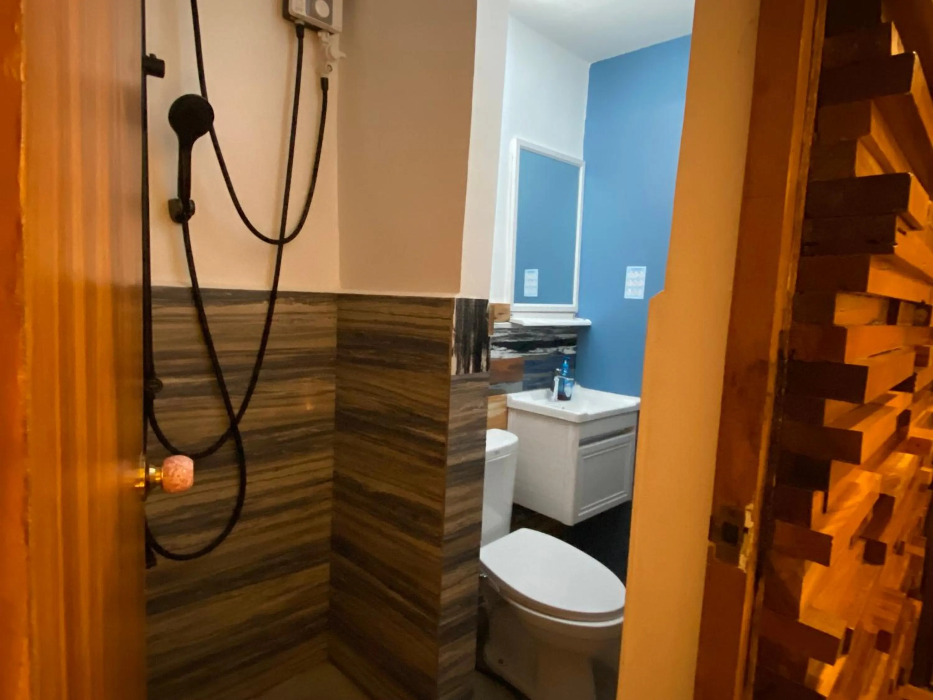 Toilet in Michel'inn Coron