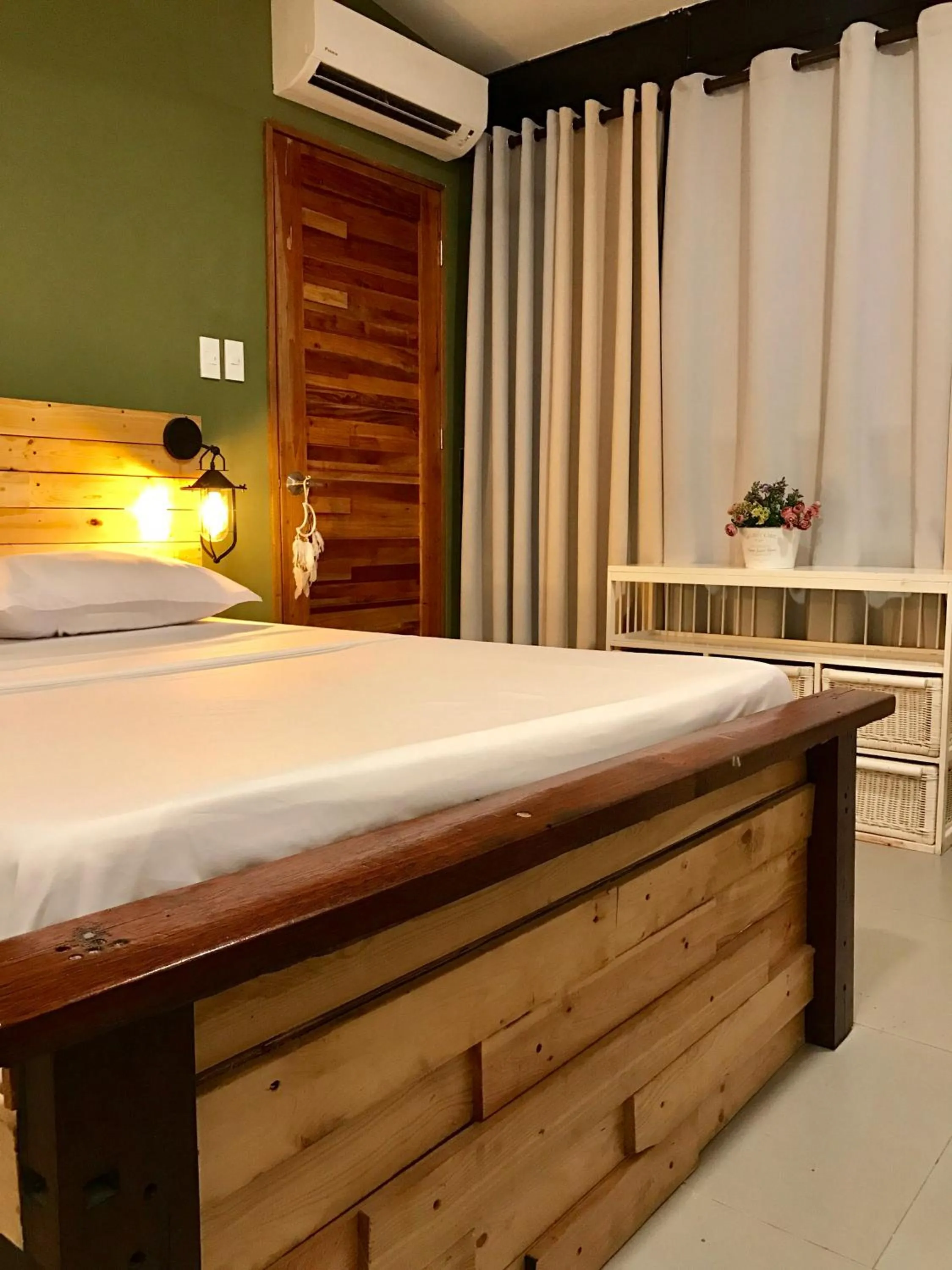 Photo of the whole room, Bed in Michel'inn Coron
