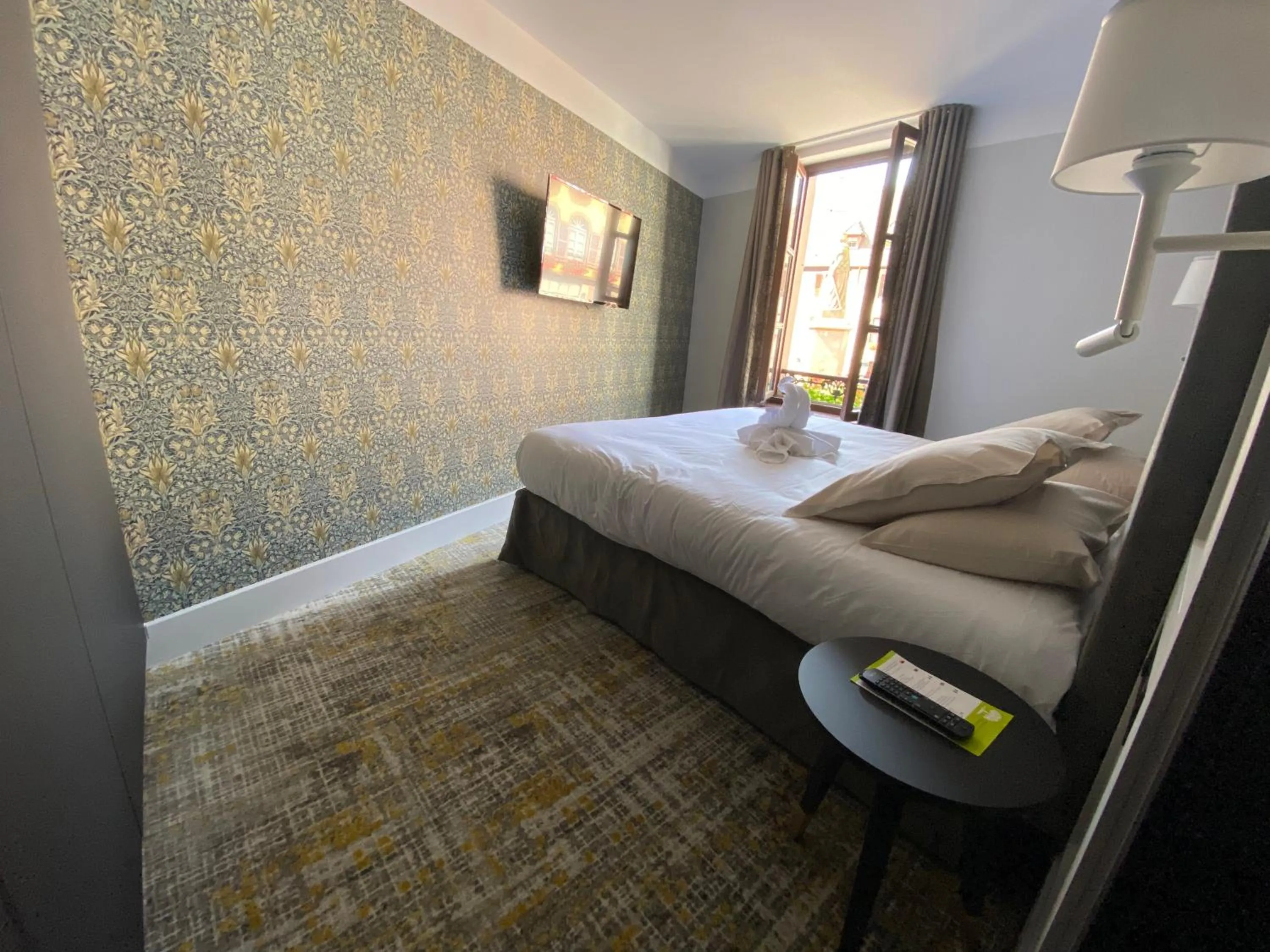 Bed in Logis Hôtel-Restaurant du Mouton