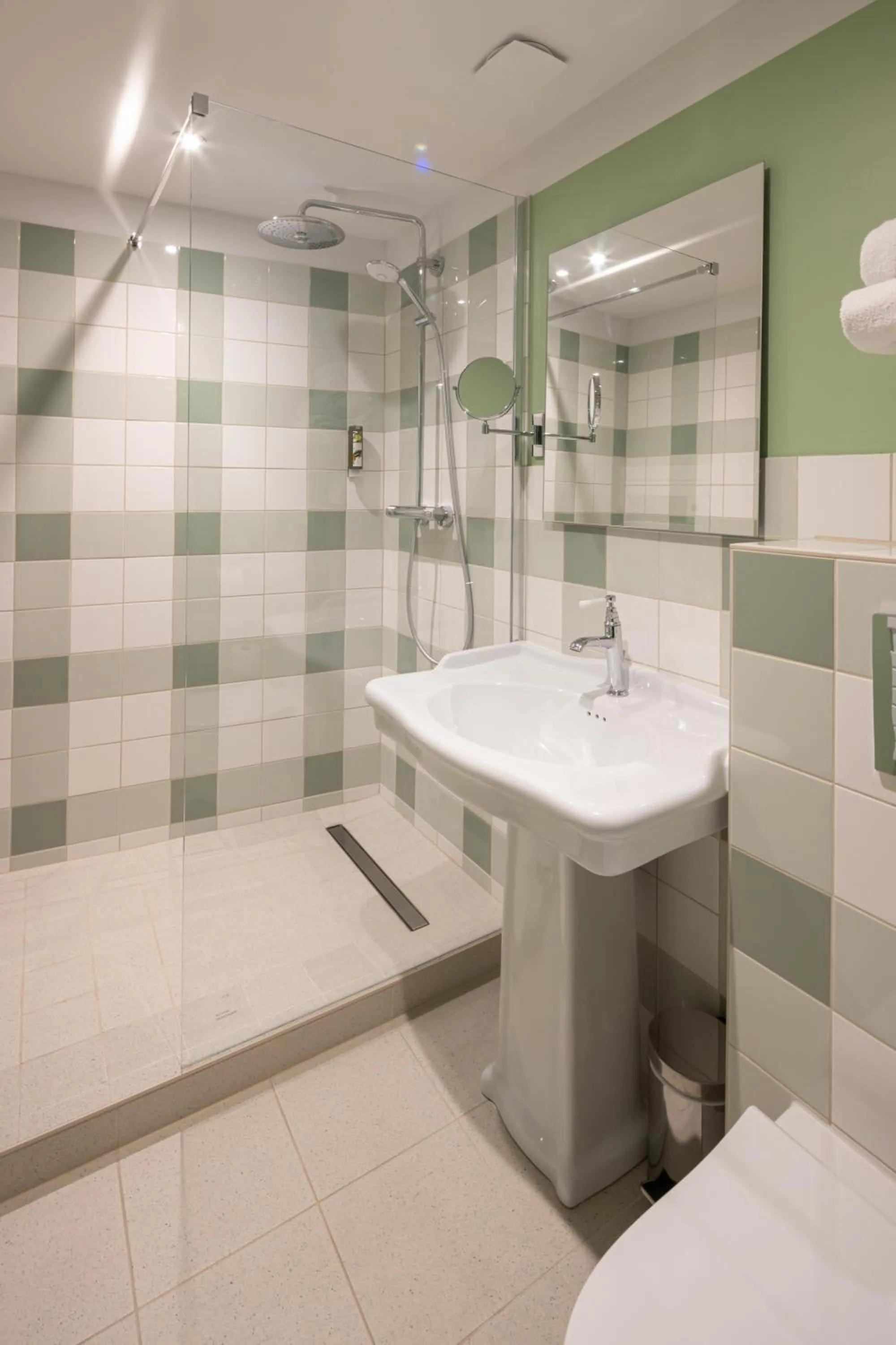 Shower in Logis Hôtel-Restaurant du Mouton