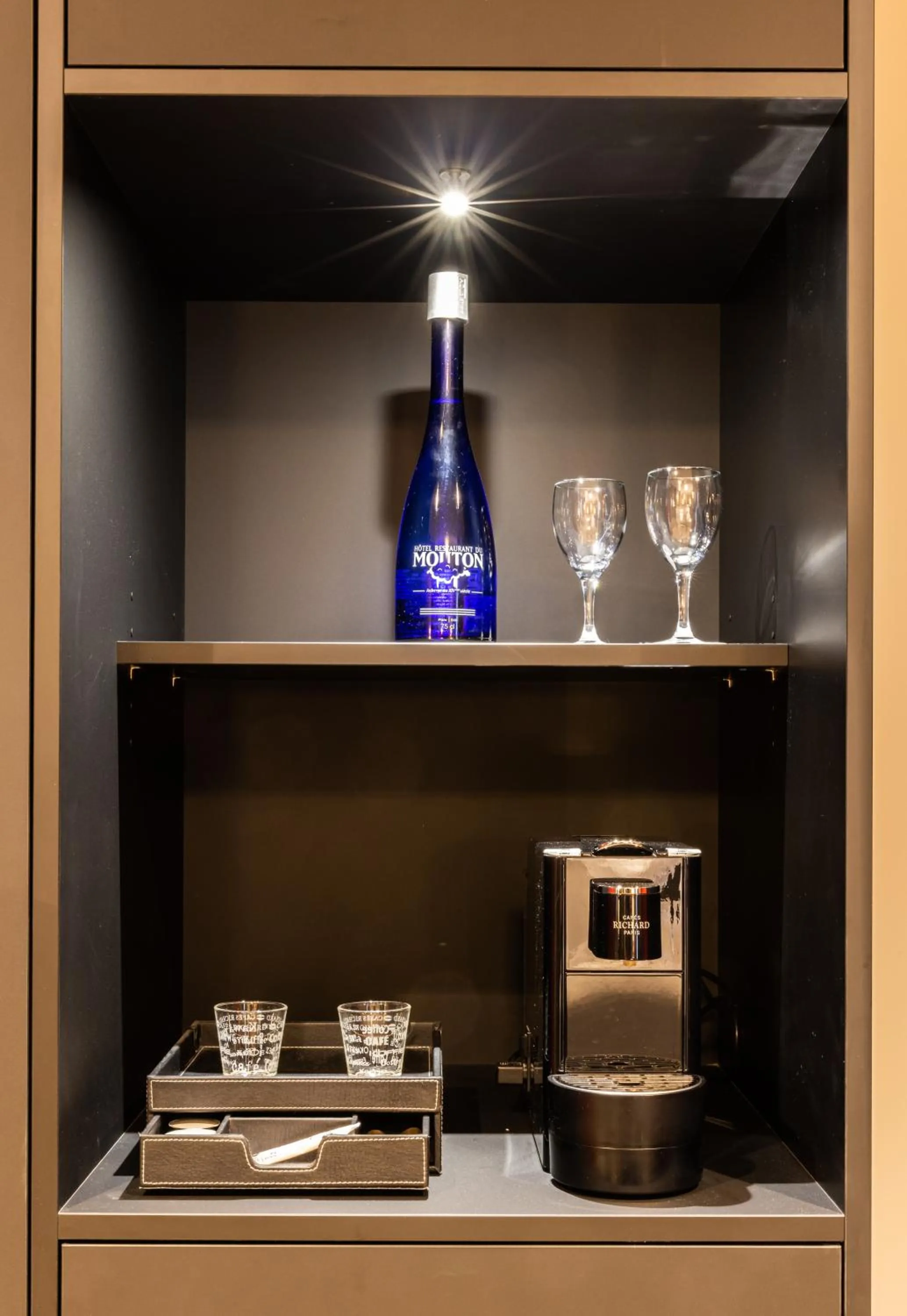 Coffee/tea facilities in Logis Hôtel-Restaurant du Mouton