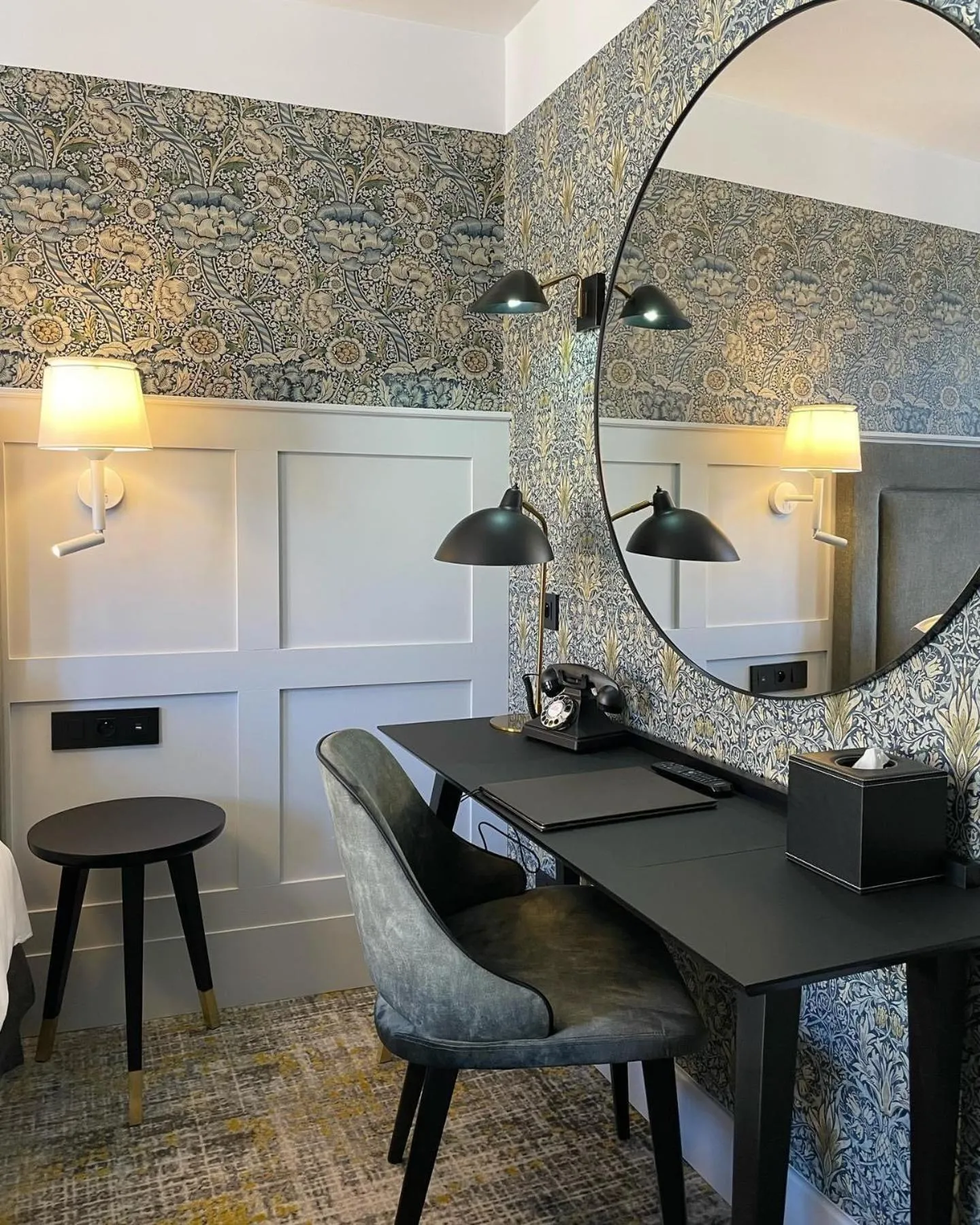 Seating area in Logis Hôtel-Restaurant du Mouton