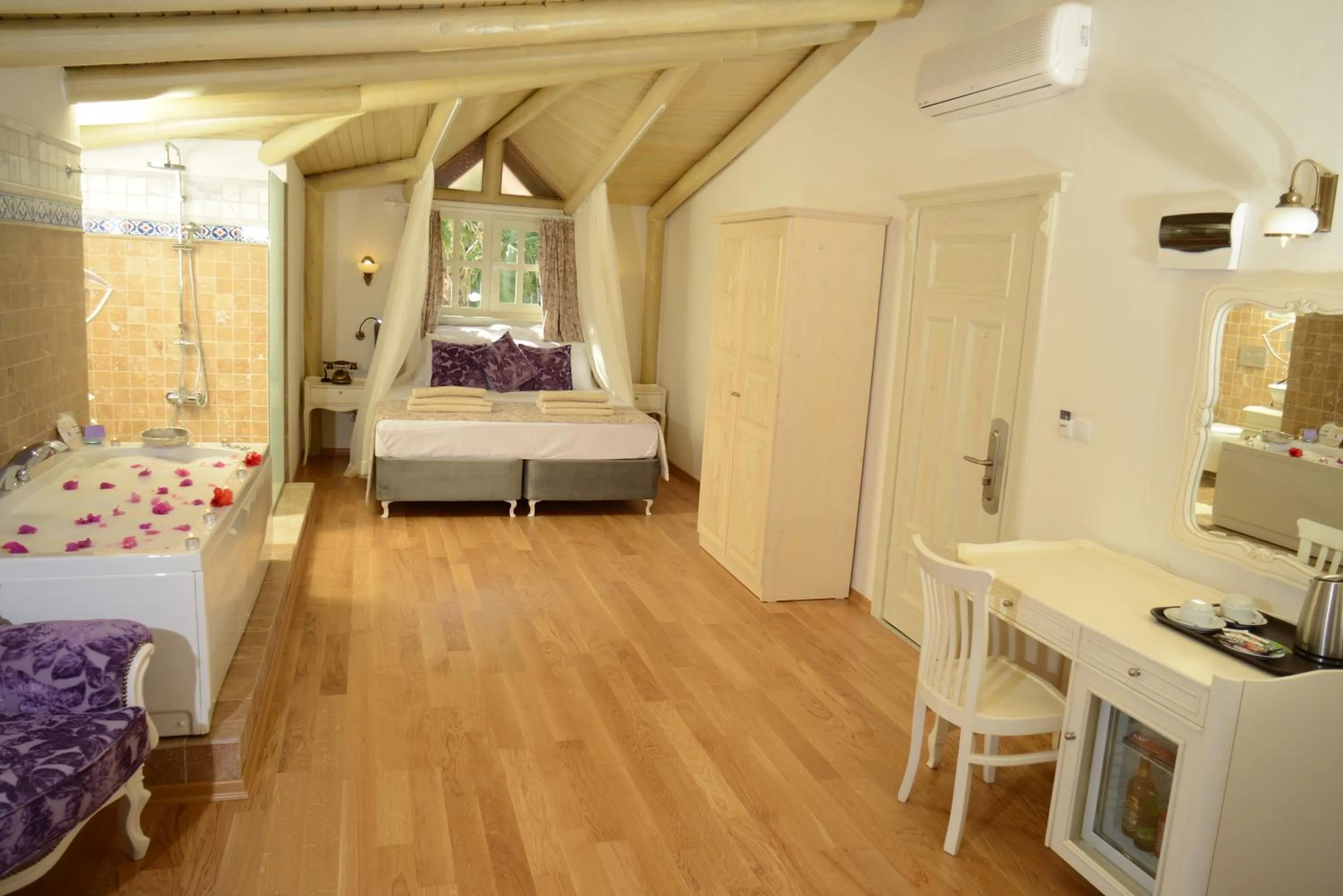 Photo of the whole room, Bed in Petunya Konak Boutique Hotel