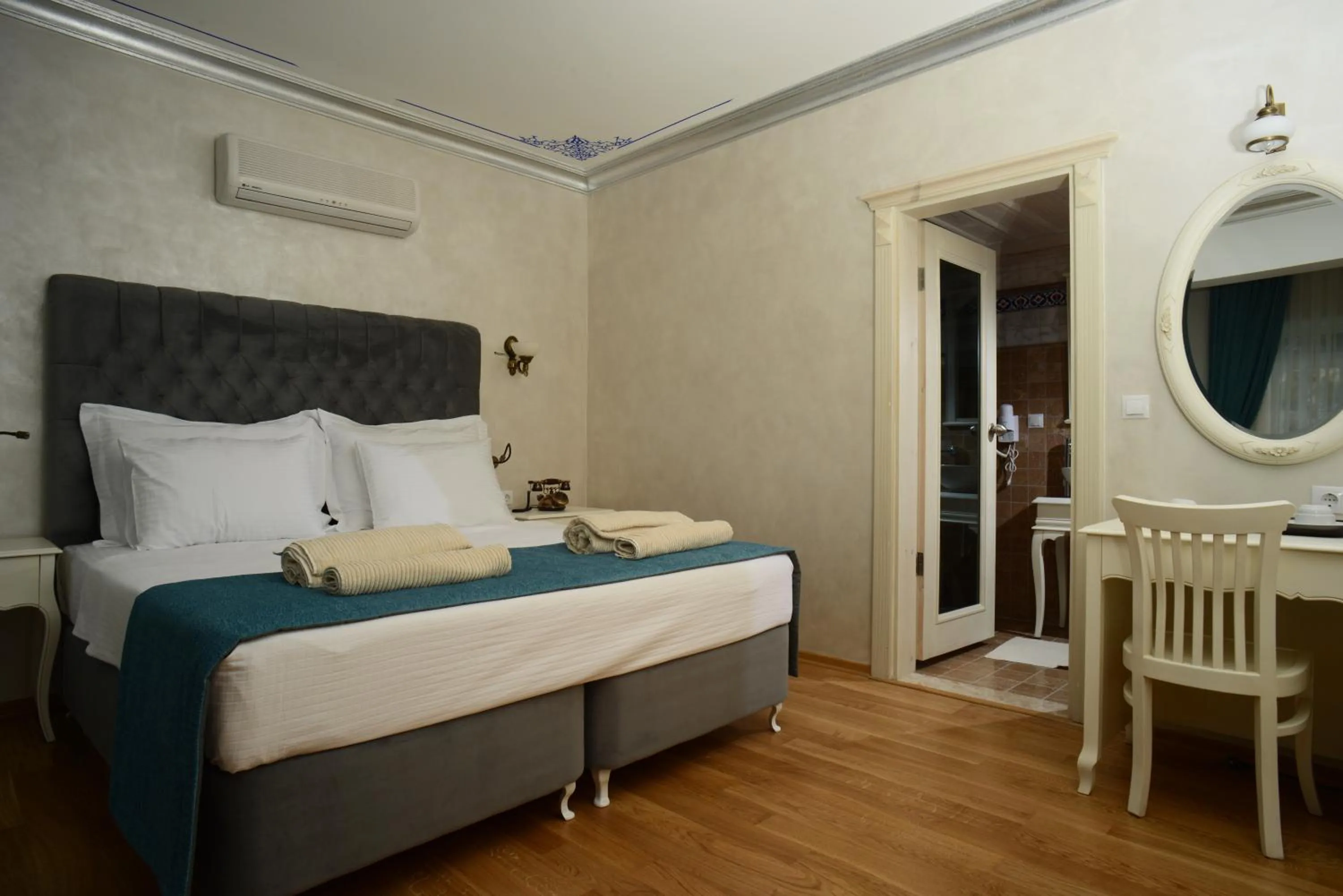 Photo of the whole room, Bed in Petunya Konak Boutique Hotel