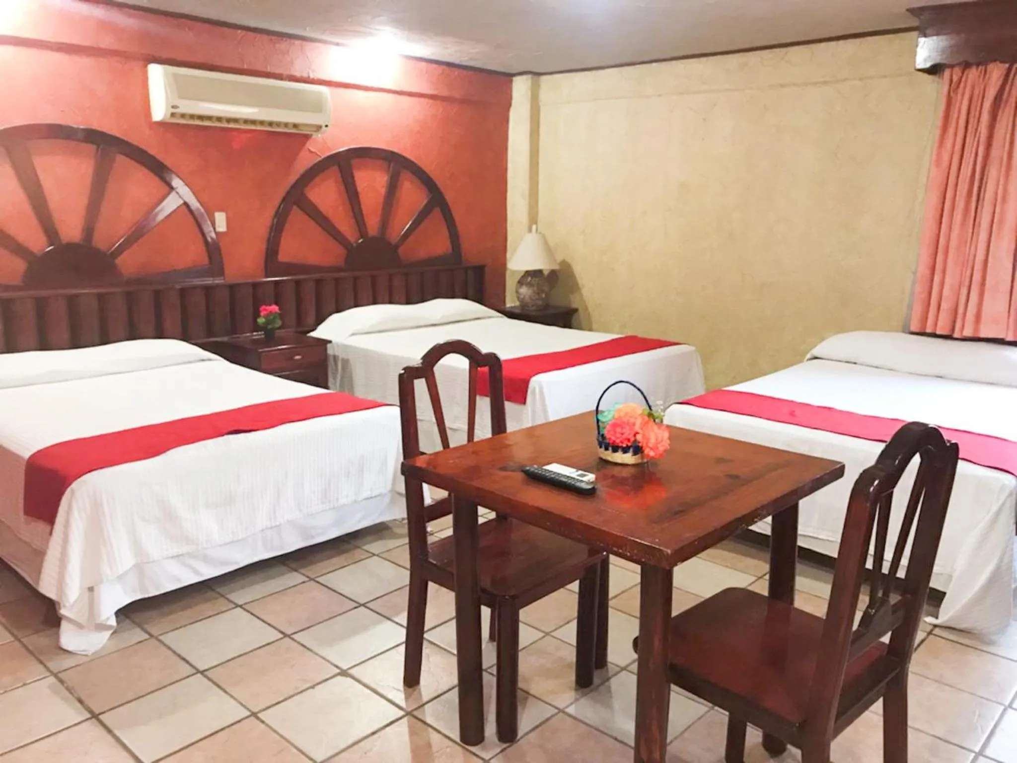 Economy Triple Room with Shared Bathroom in Hotel Esmeralda