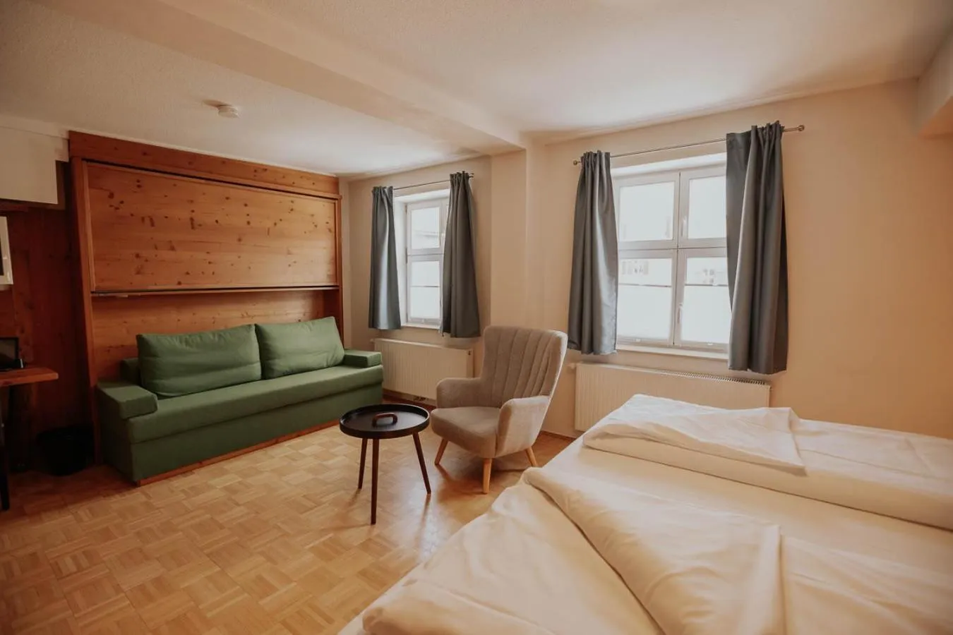 Living room, Bed in Hotel Gasthaus zur Sonne