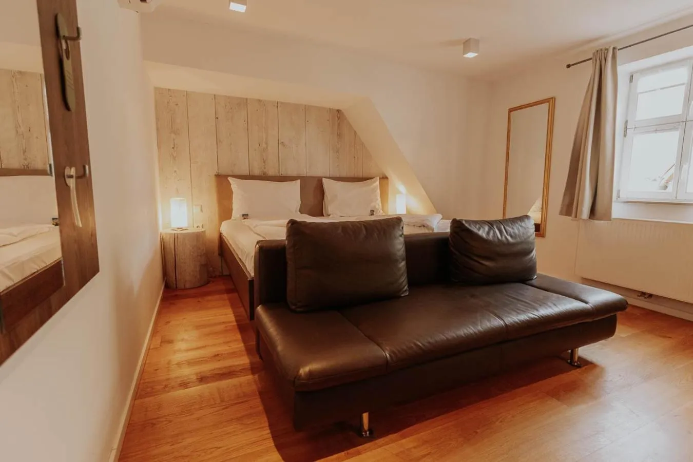 Living room, Bed in Hotel Gasthaus zur Sonne