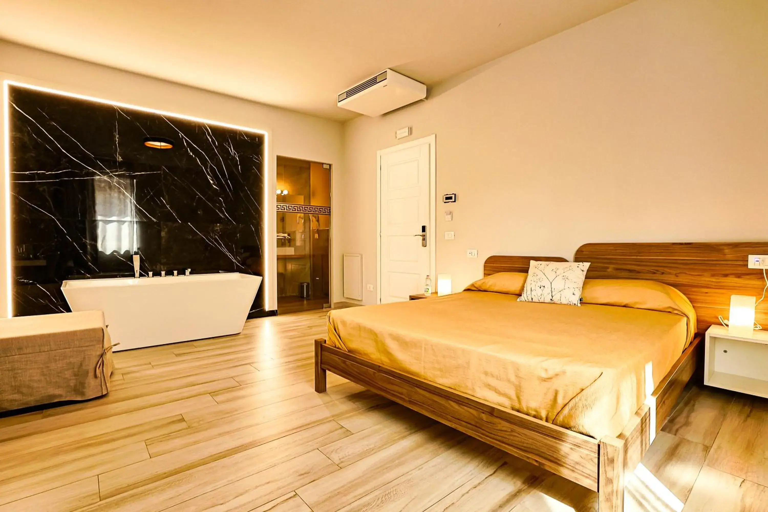 Deluxe Double Room with Bath - single occupancy in Le Suite Deluxe Double Room with Bath - single occupancy in Le Suite