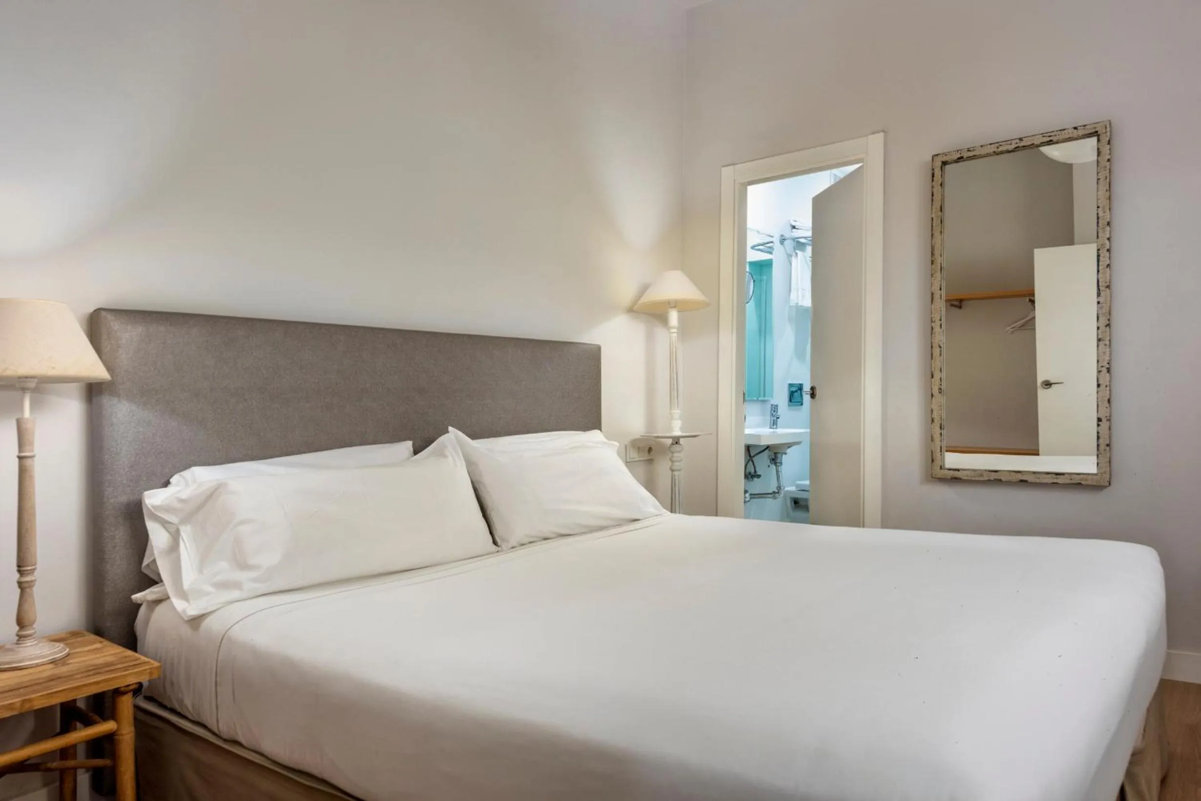 Bed in Suites Sevilla Plaza