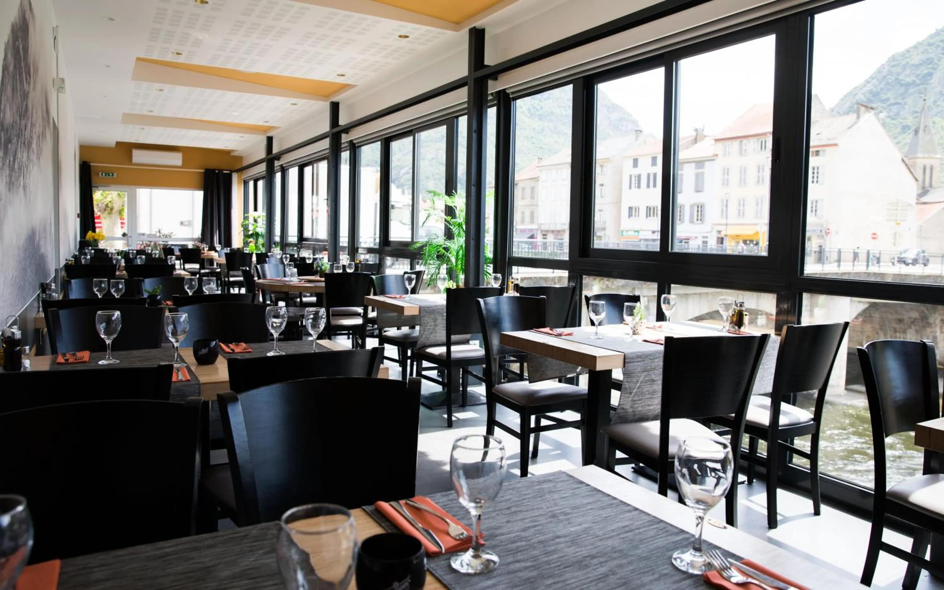 Restaurant/places to eat in Hôtel Le Bellevue