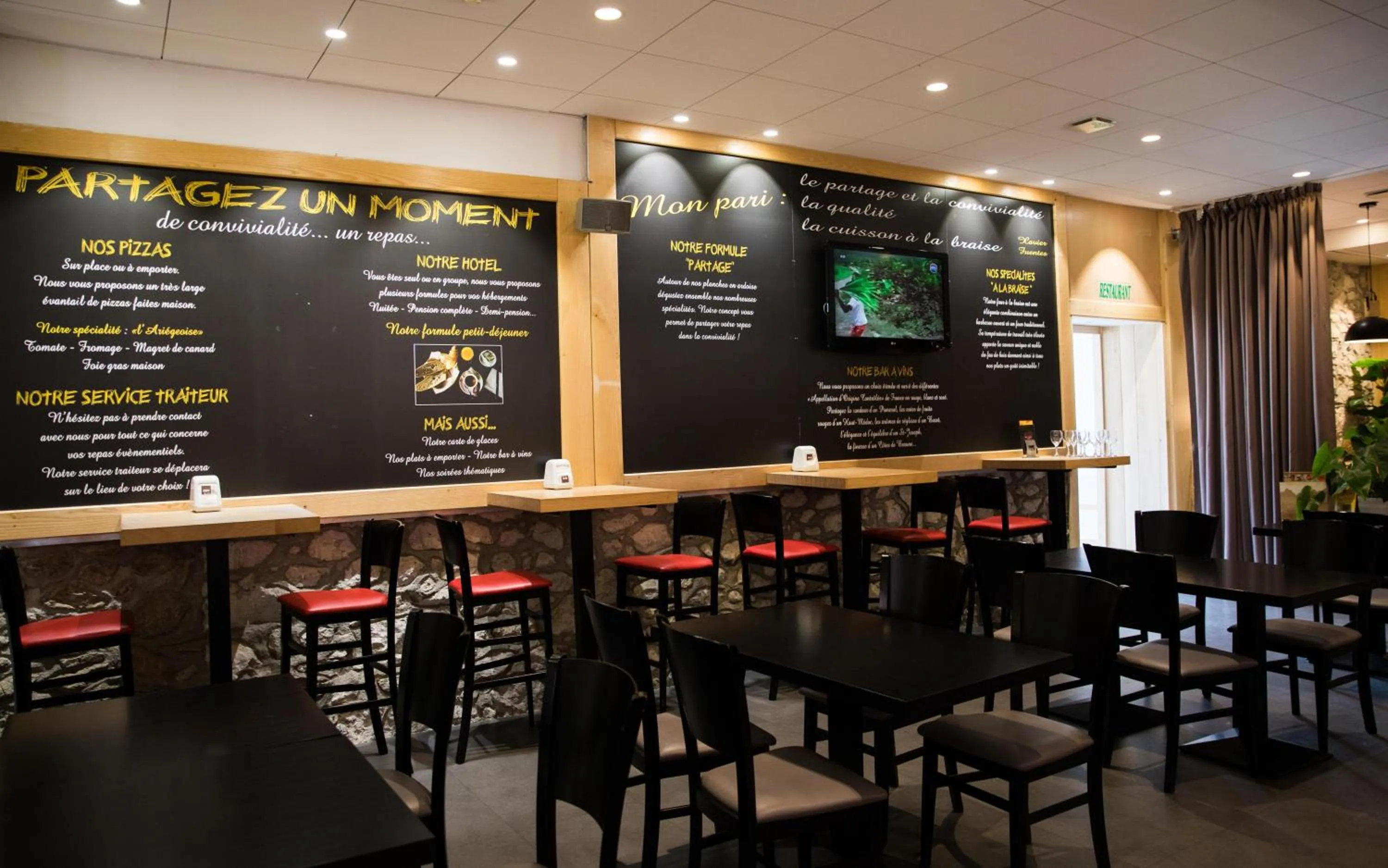 Lounge or bar in Hôtel Le Bellevue