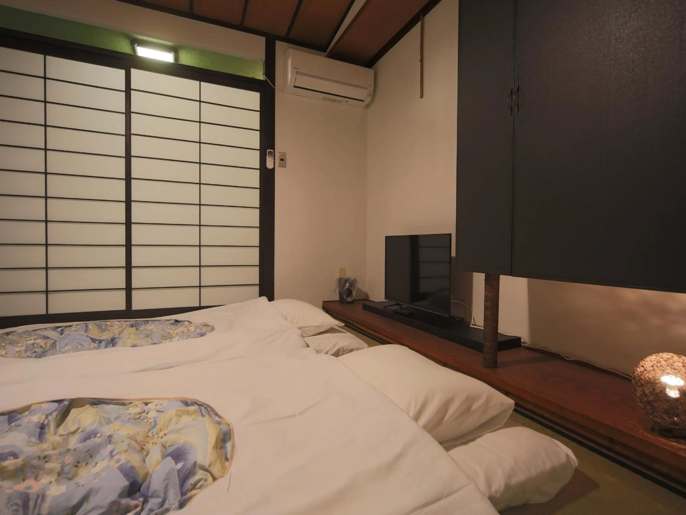 Photo of the whole room, Bed in Setouchi Mangetsuso