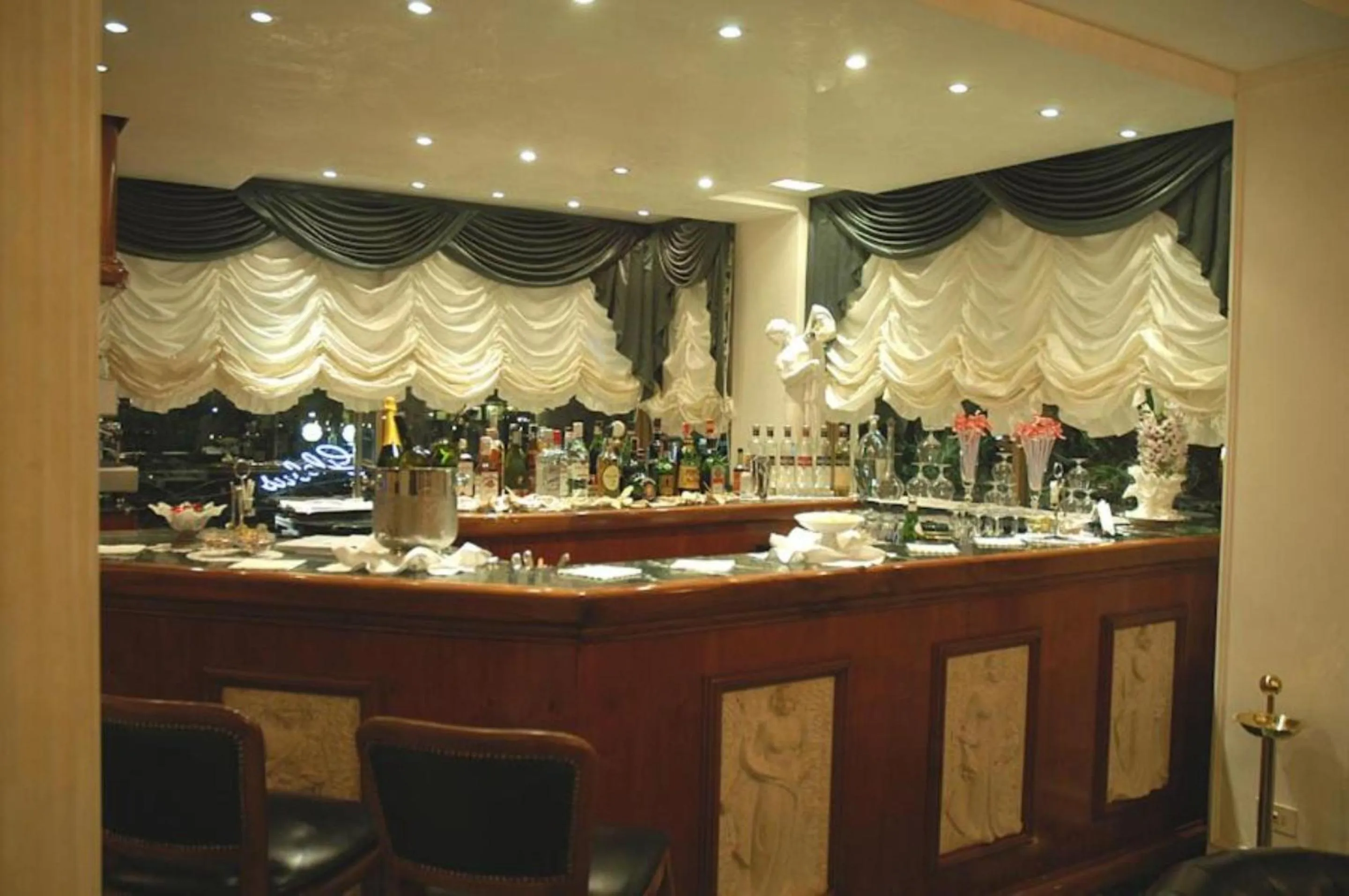 Lounge or bar in Hotel Globus, Sure Hotel Collection by Best Western