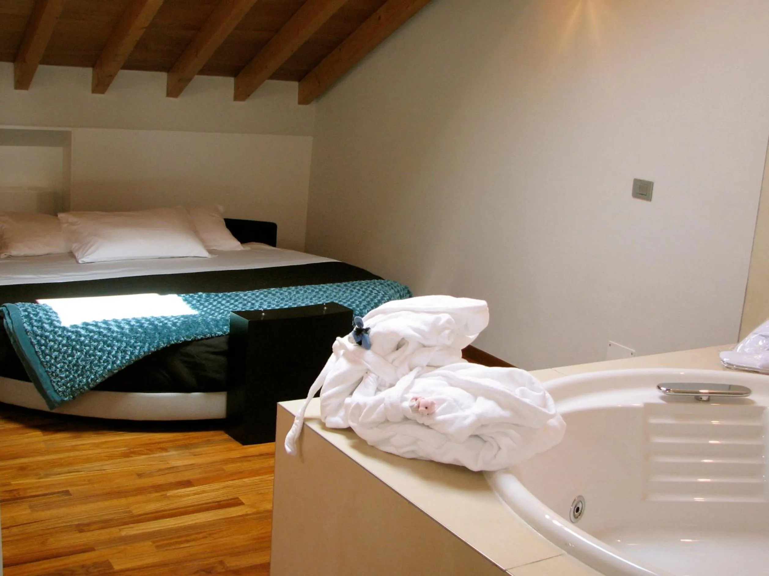 Bed in Parizzi Suites & Restaurant