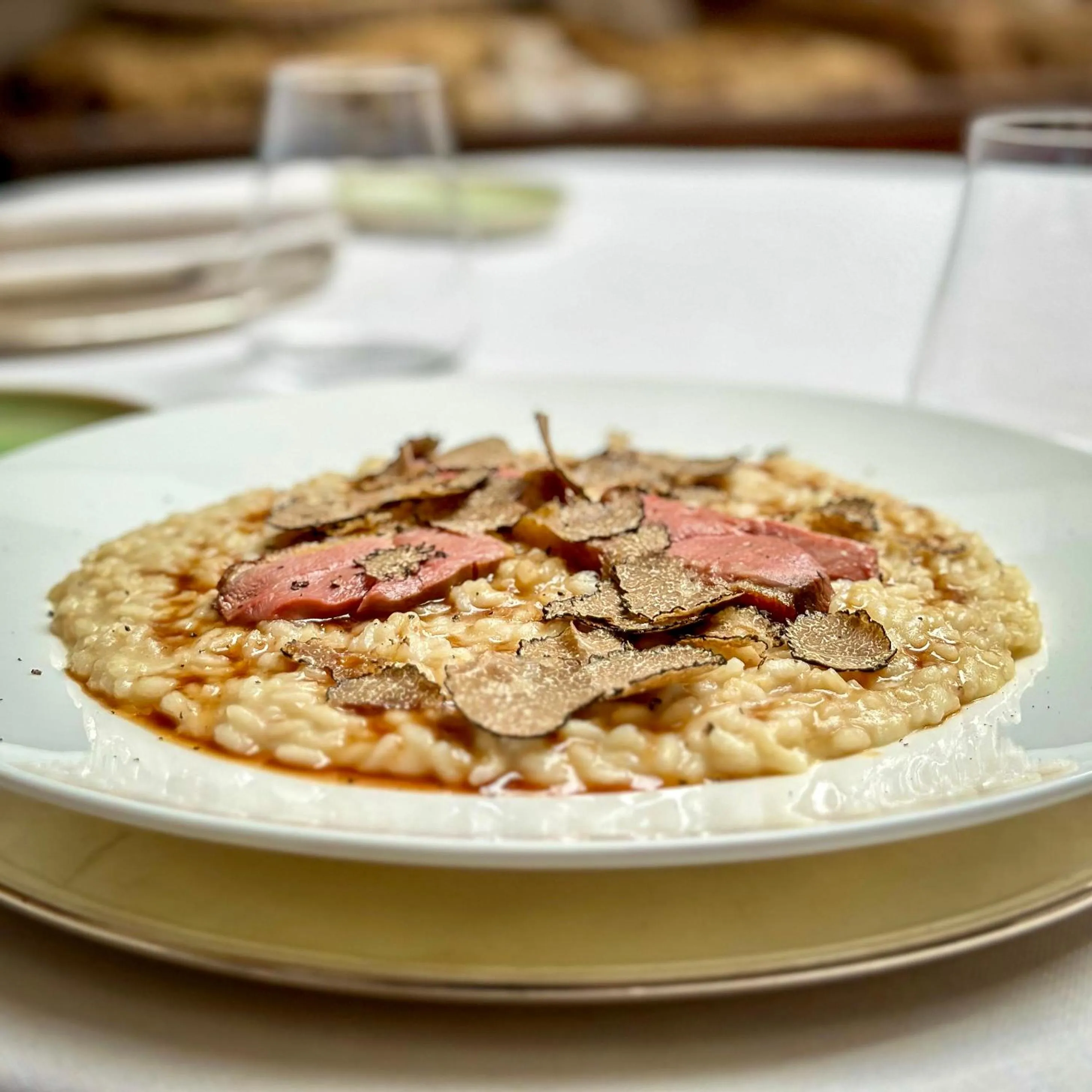 Restaurant/places to eat in Parizzi Suites & Restaurant