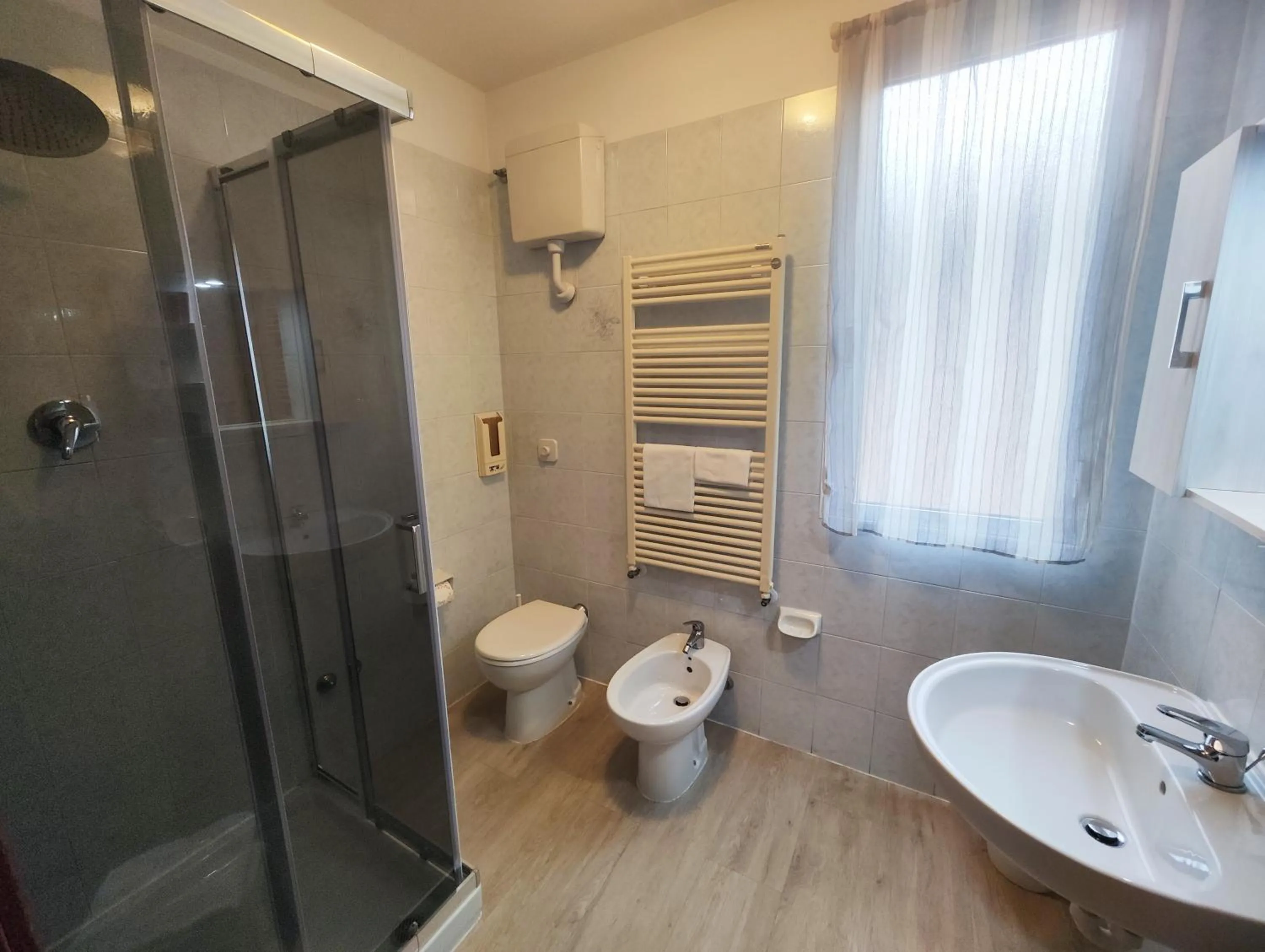 Shower in Hotel Minerva