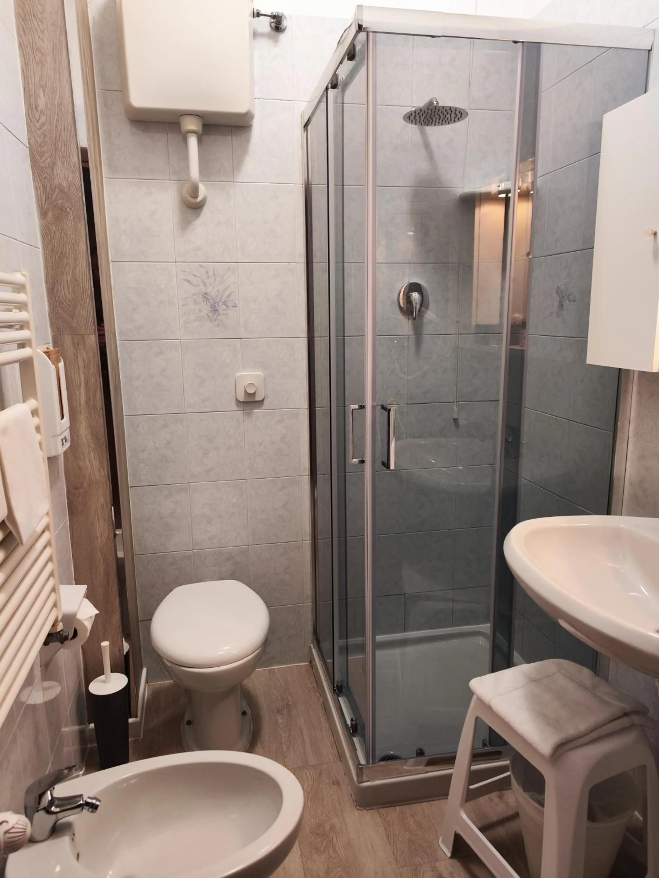 Shower in Hotel Minerva